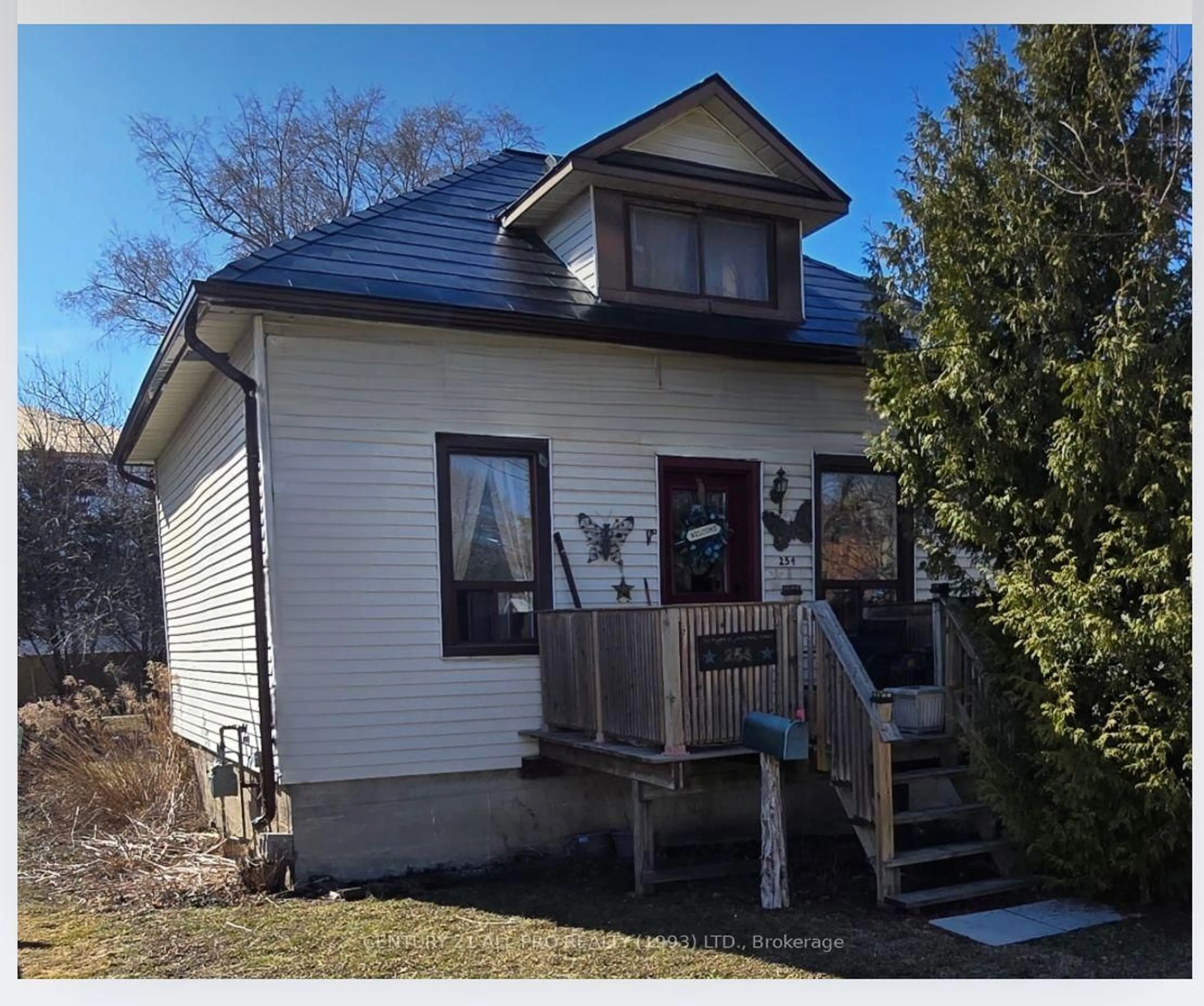 Home with vinyl exterior material, street for 254 Dufferin Ave, Quinte West Ontario K8V 5E9