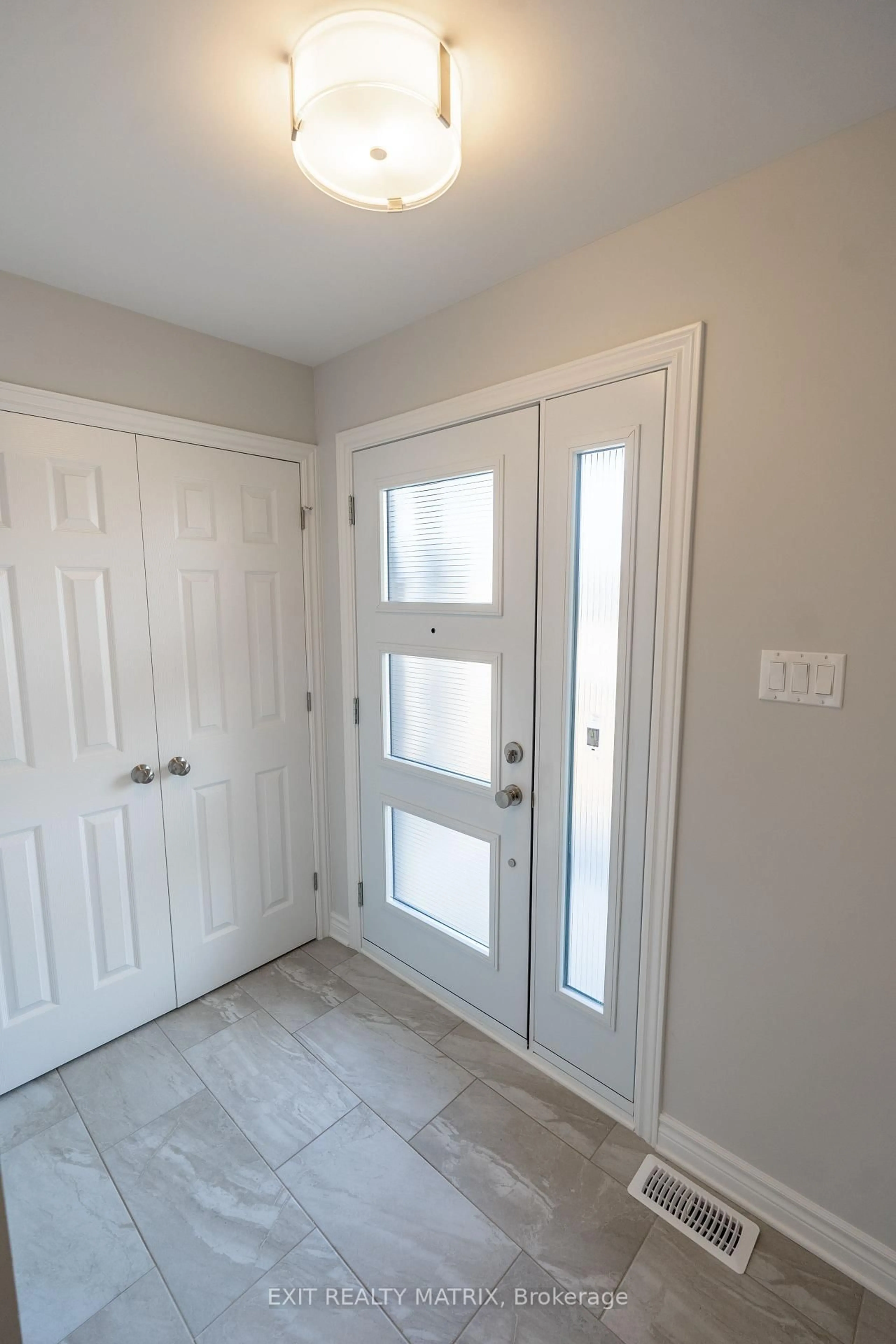 Indoor entryway for 724 WALTON St, Cornwall Ontario K6H 0J2