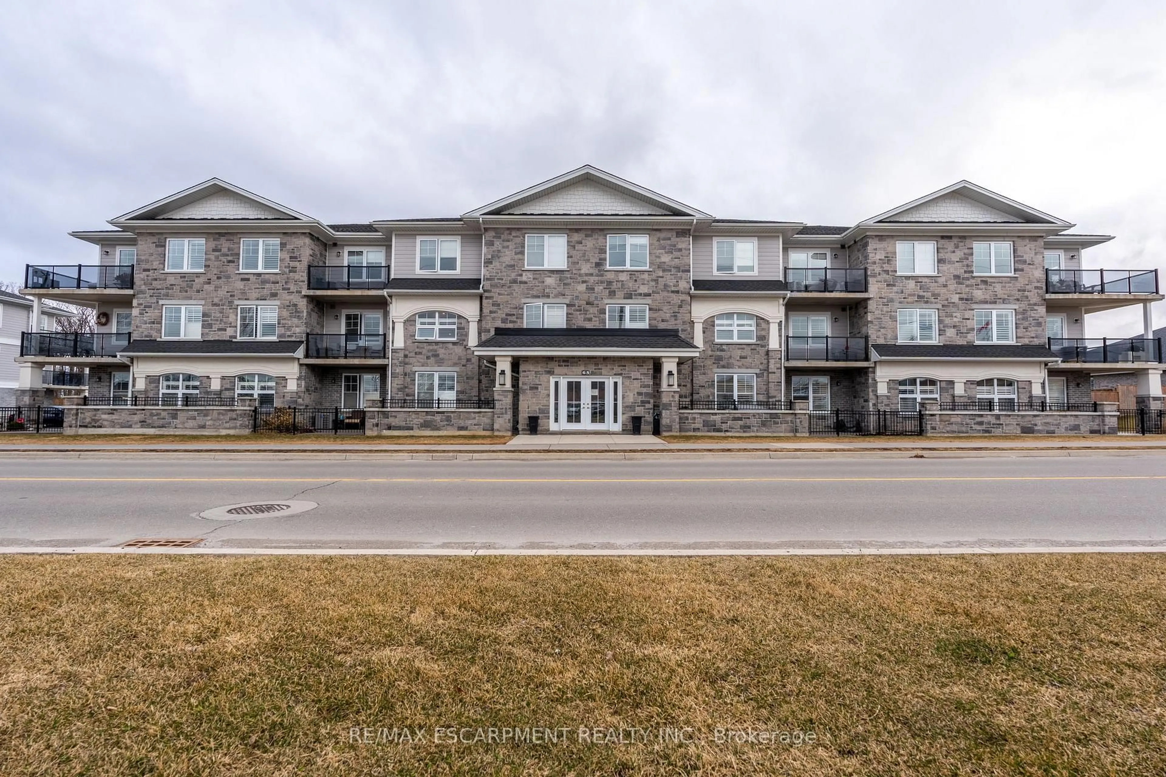 A pic from outside/outdoor area/front of a property/back of a property/a pic from drone, building for 65 Haddington St #306, Haldimand Ontario N3W 2H2