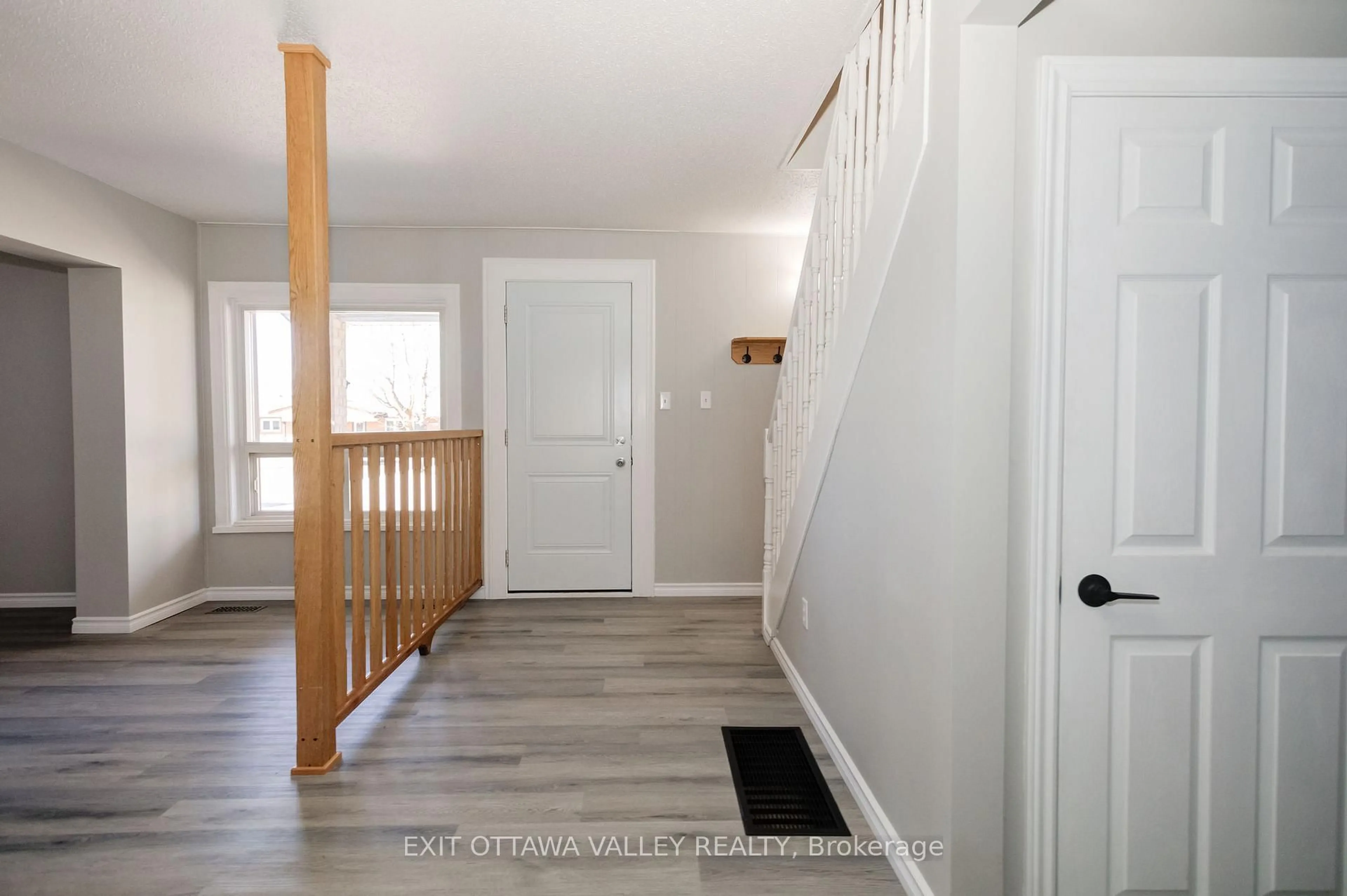 Indoor entryway for 1227 Augsburg Rd, Eganville Ontario K0J 1T0