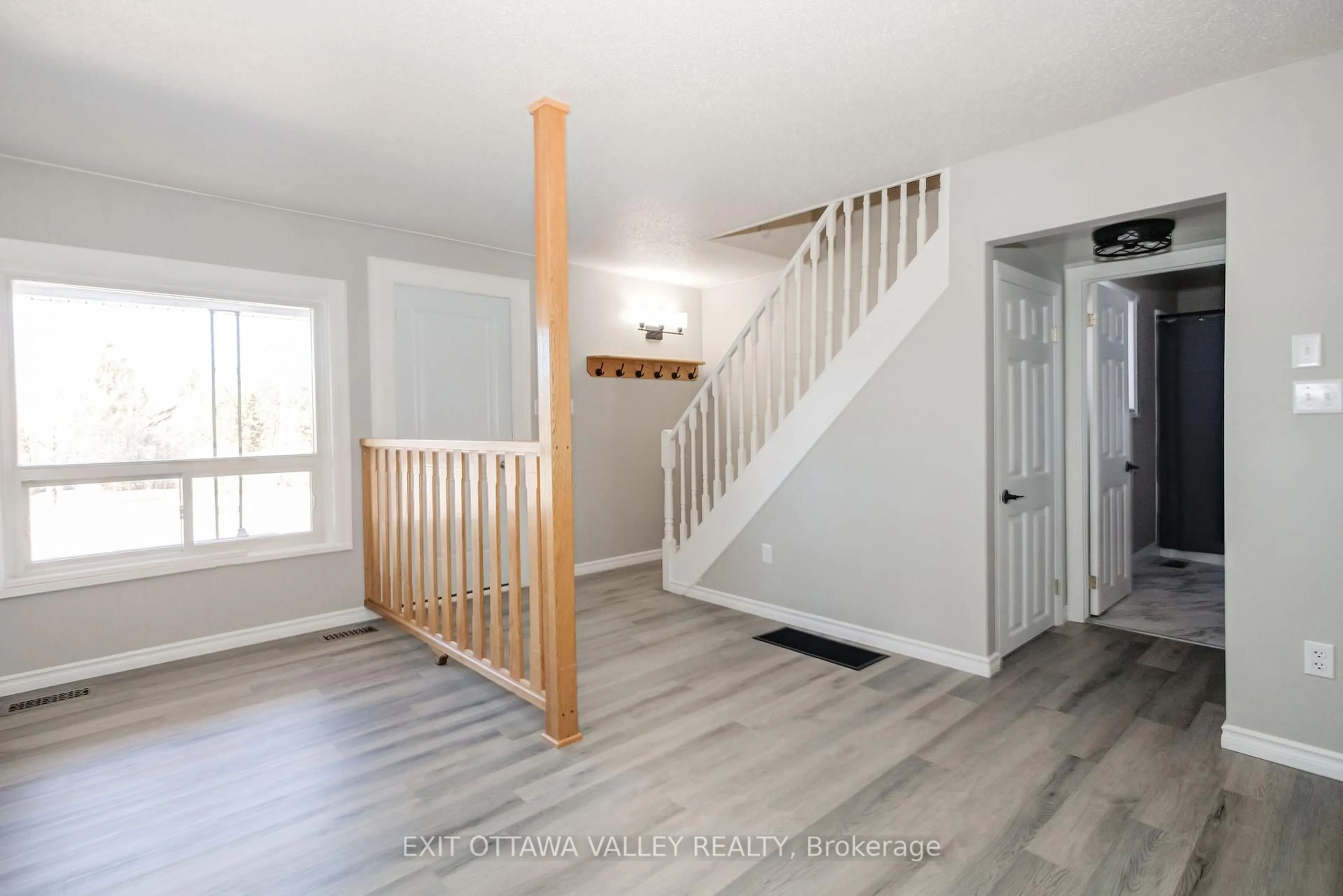 Indoor entryway for 1227 Augsburg Rd, Eganville Ontario K0J 1T0