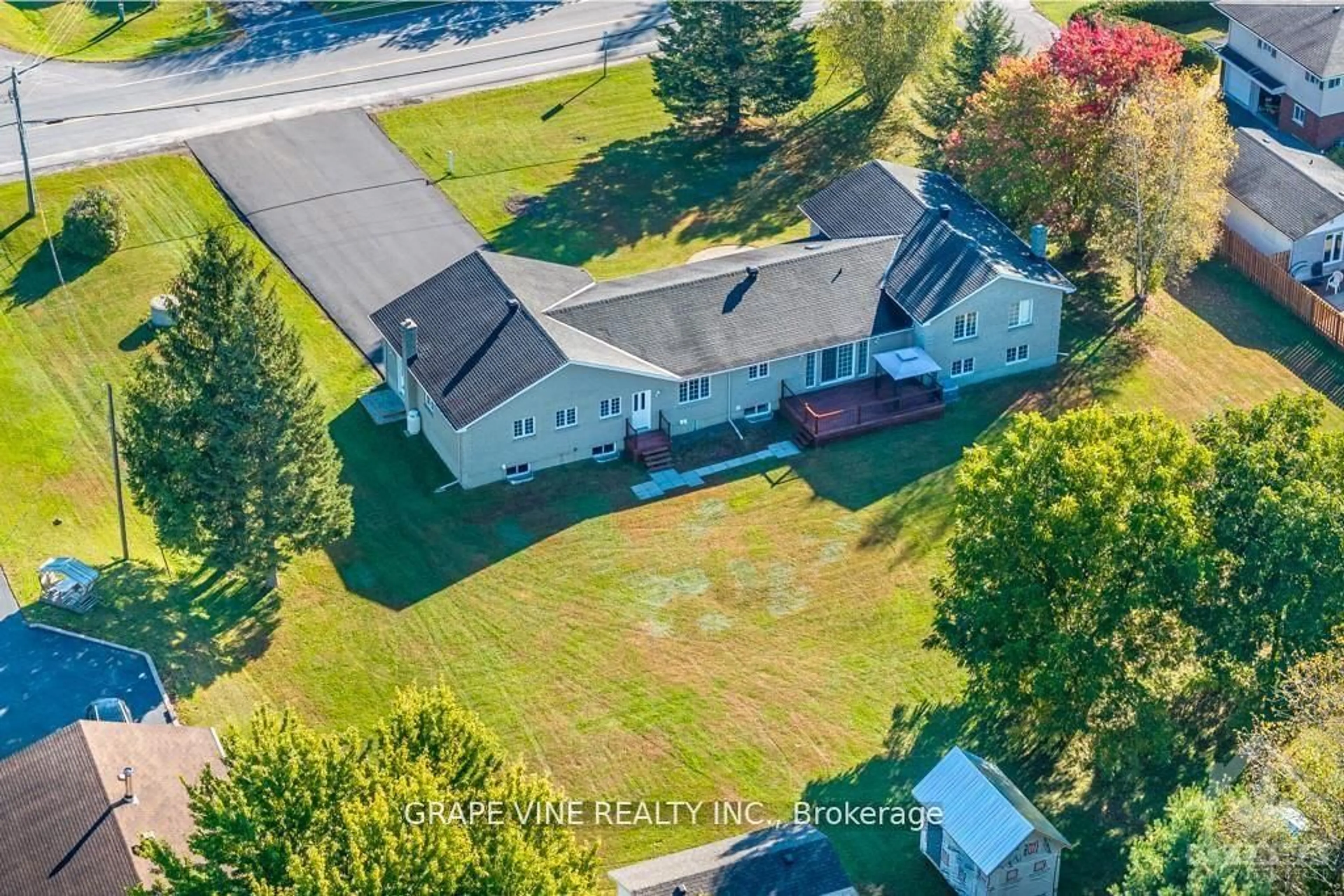 A pic from outside/outdoor area/front of a property/back of a property/a pic from drone, unknown for 400 Limoges Rd, Russell Ontario K0A 2M0