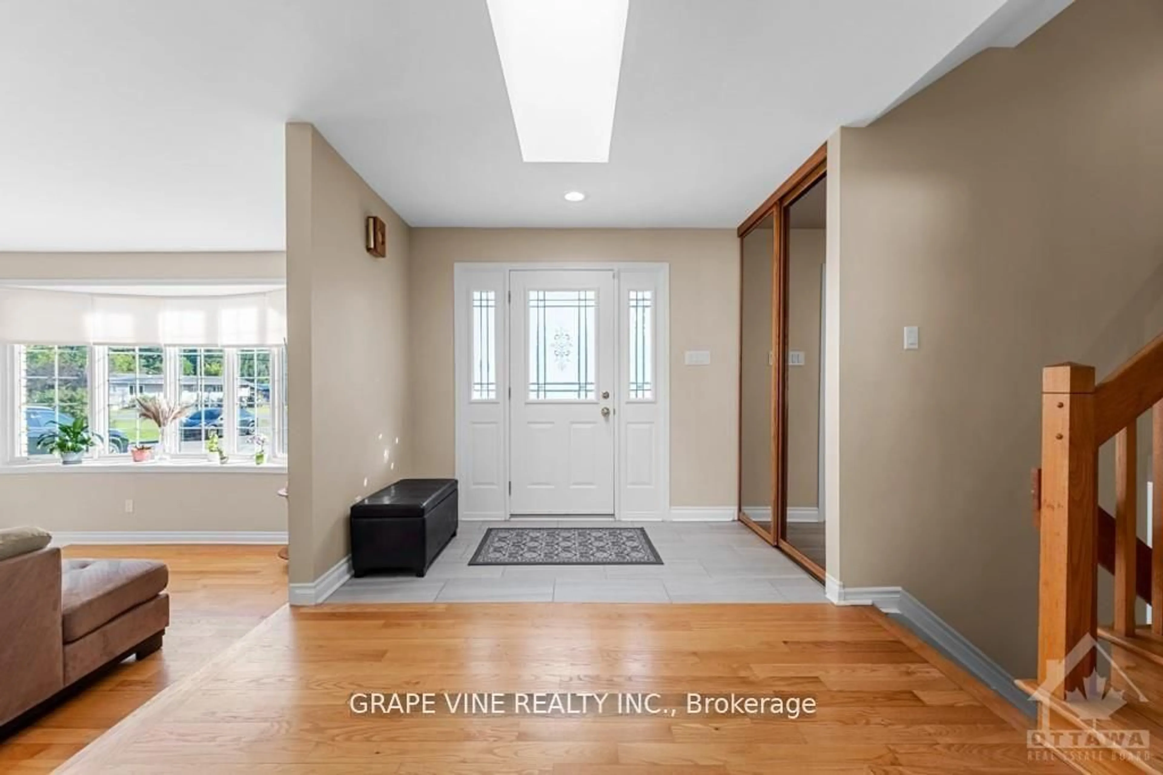 Indoor entryway for 400 Limoges Rd, Russell Ontario K0A 2M0