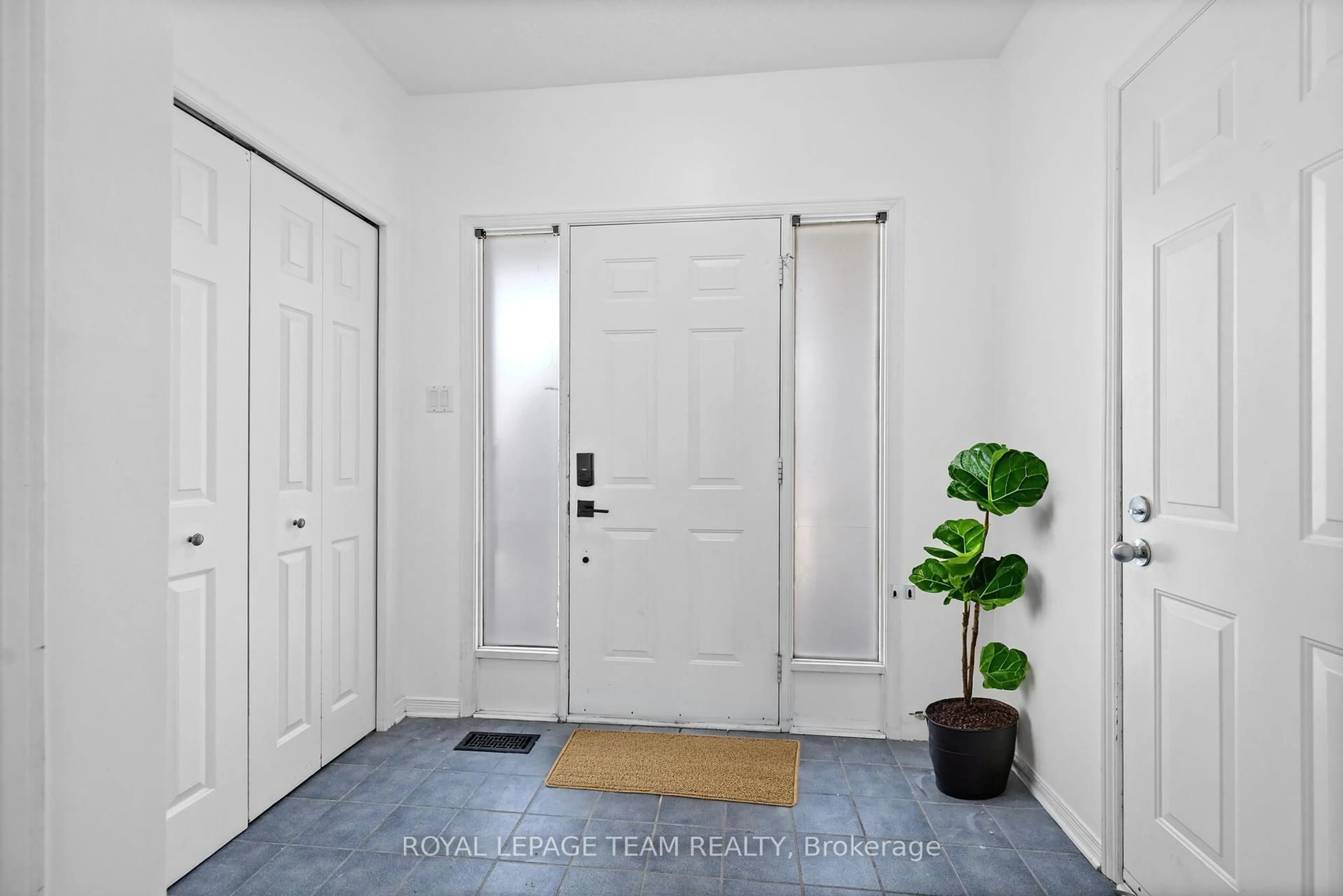 Indoor entryway for 81 Alon St, Ottawa Ontario K2S 1K7