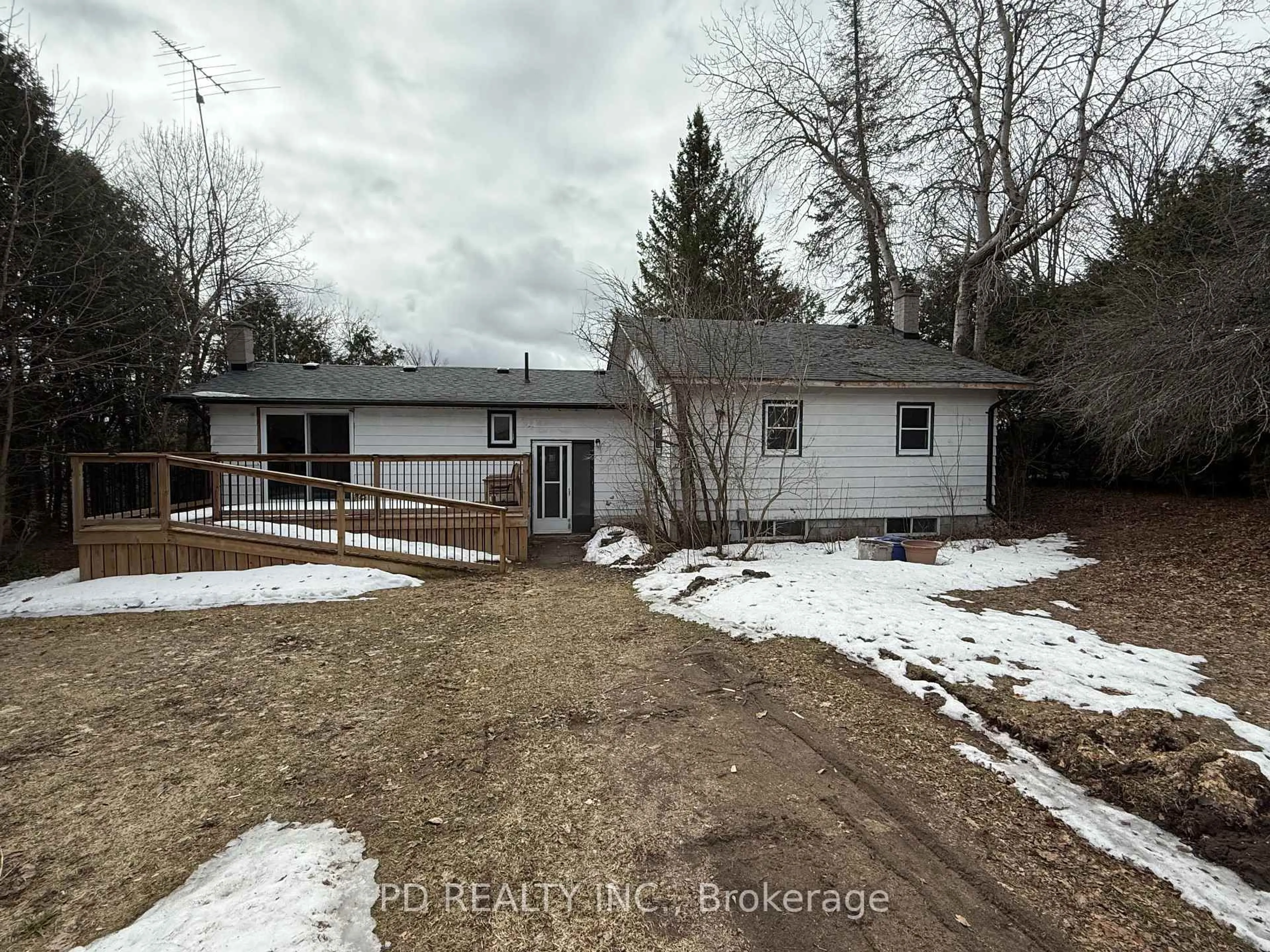 A pic from outside/outdoor area/front of a property/back of a property/a pic from drone, street for 27 Clearview Dr, Kawartha Lakes Ontario K0L 2W0