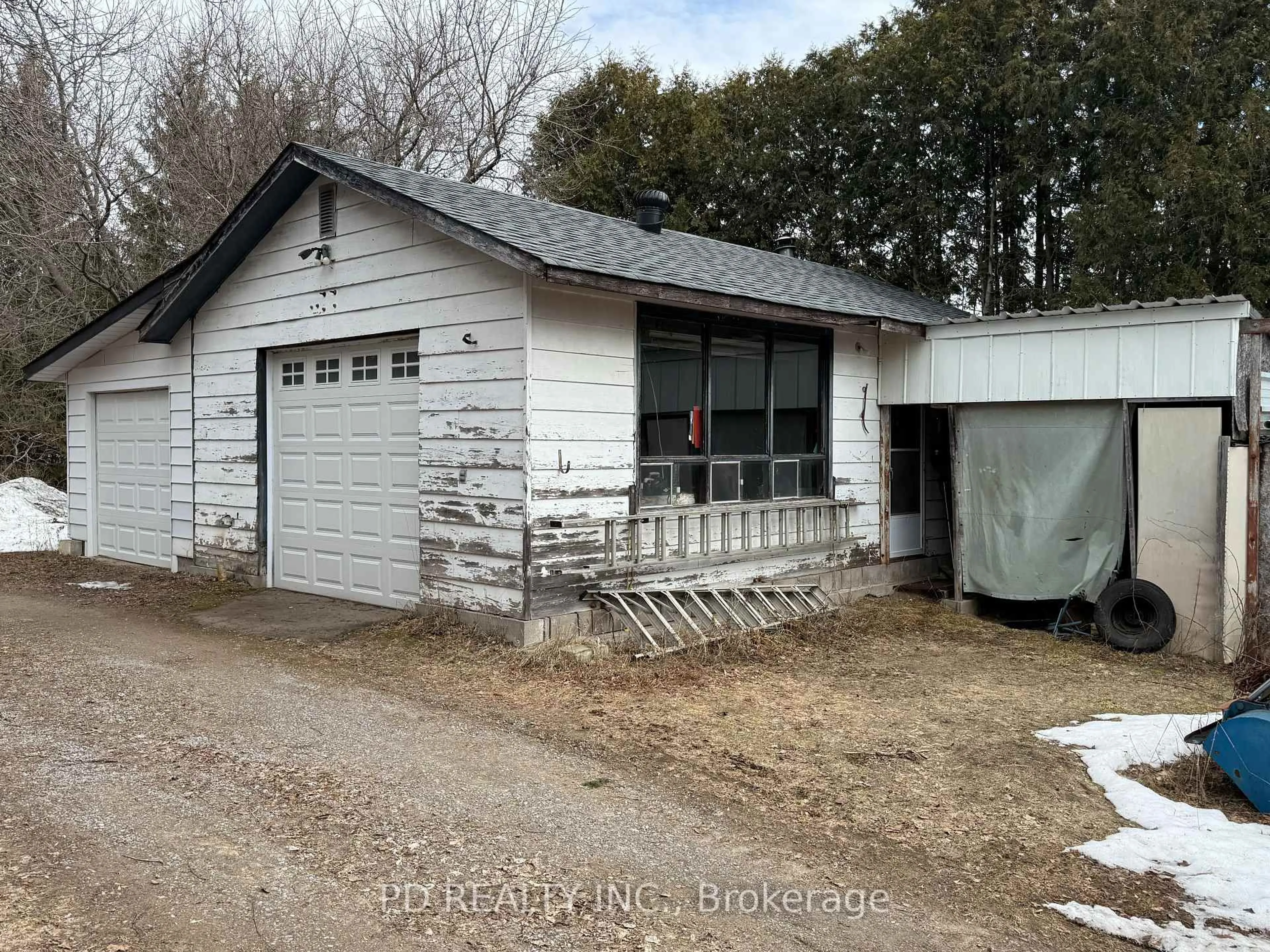 Indoor garage for 27 Clearview Dr, Kawartha Lakes Ontario K0L 2W0