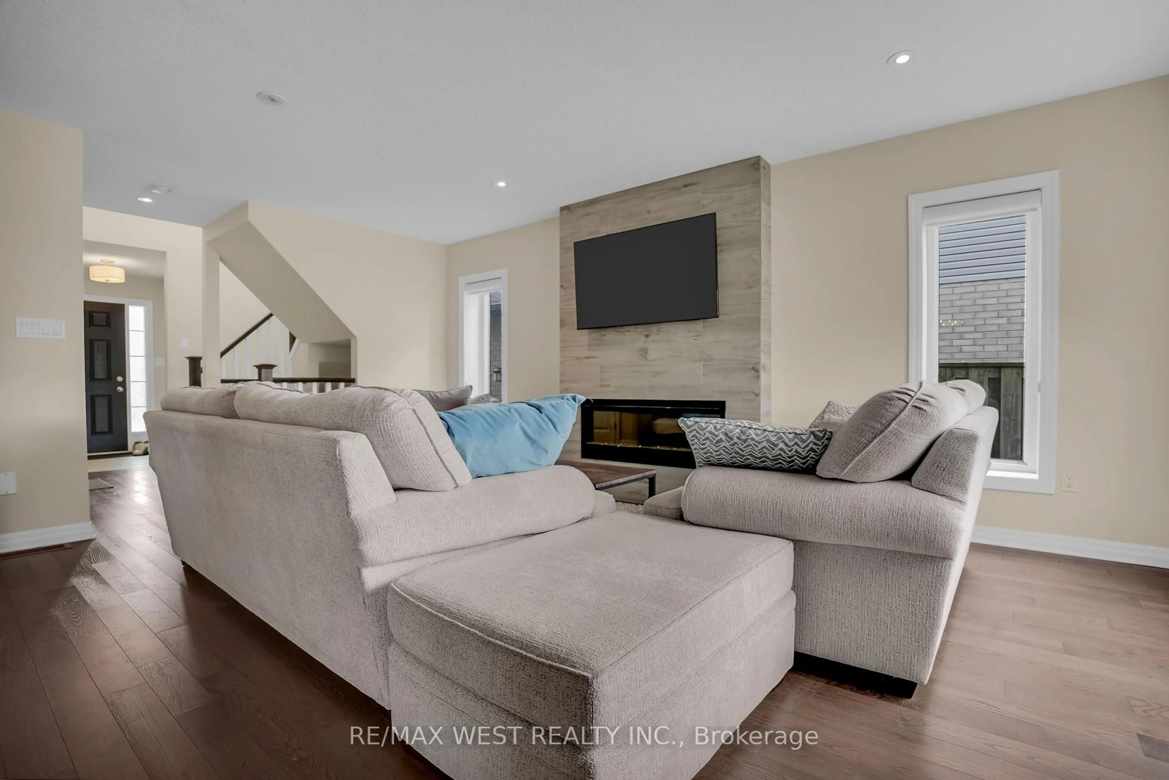 Living room with furniture, unknown for 9 Noble Lane, St. Thomas Ontario N5R 5M9