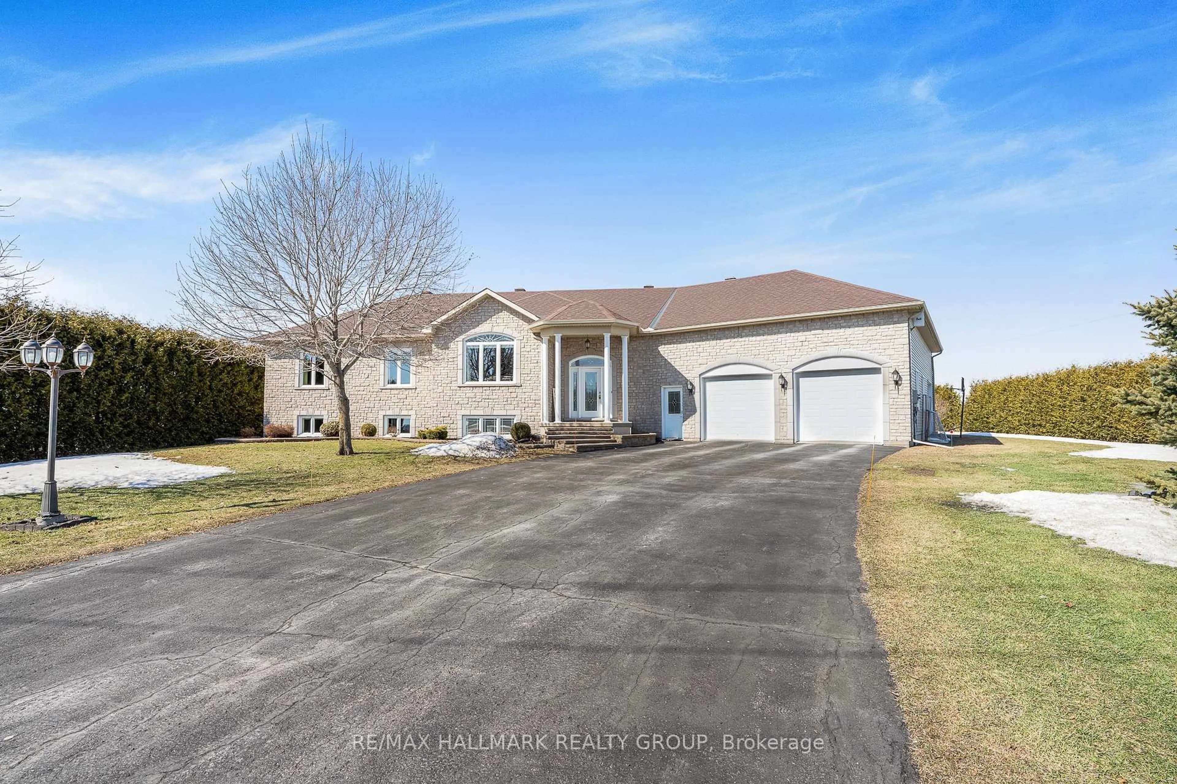 A pic from outside/outdoor area/front of a property/back of a property/a pic from drone, street for 2475 Duquette Rd, Clarence-Rockland Ontario K0A 1N0