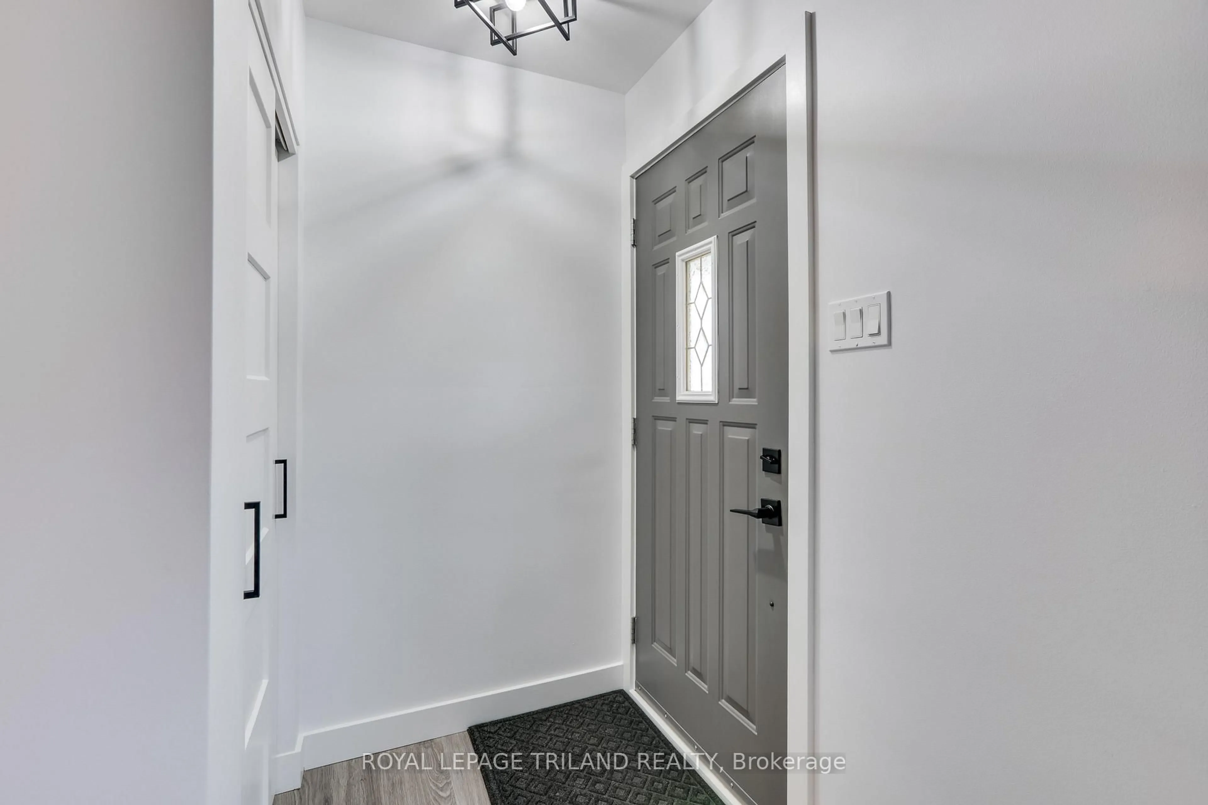 Indoor entryway for 392 Beachwood Ave, London Ontario N6J 3K1