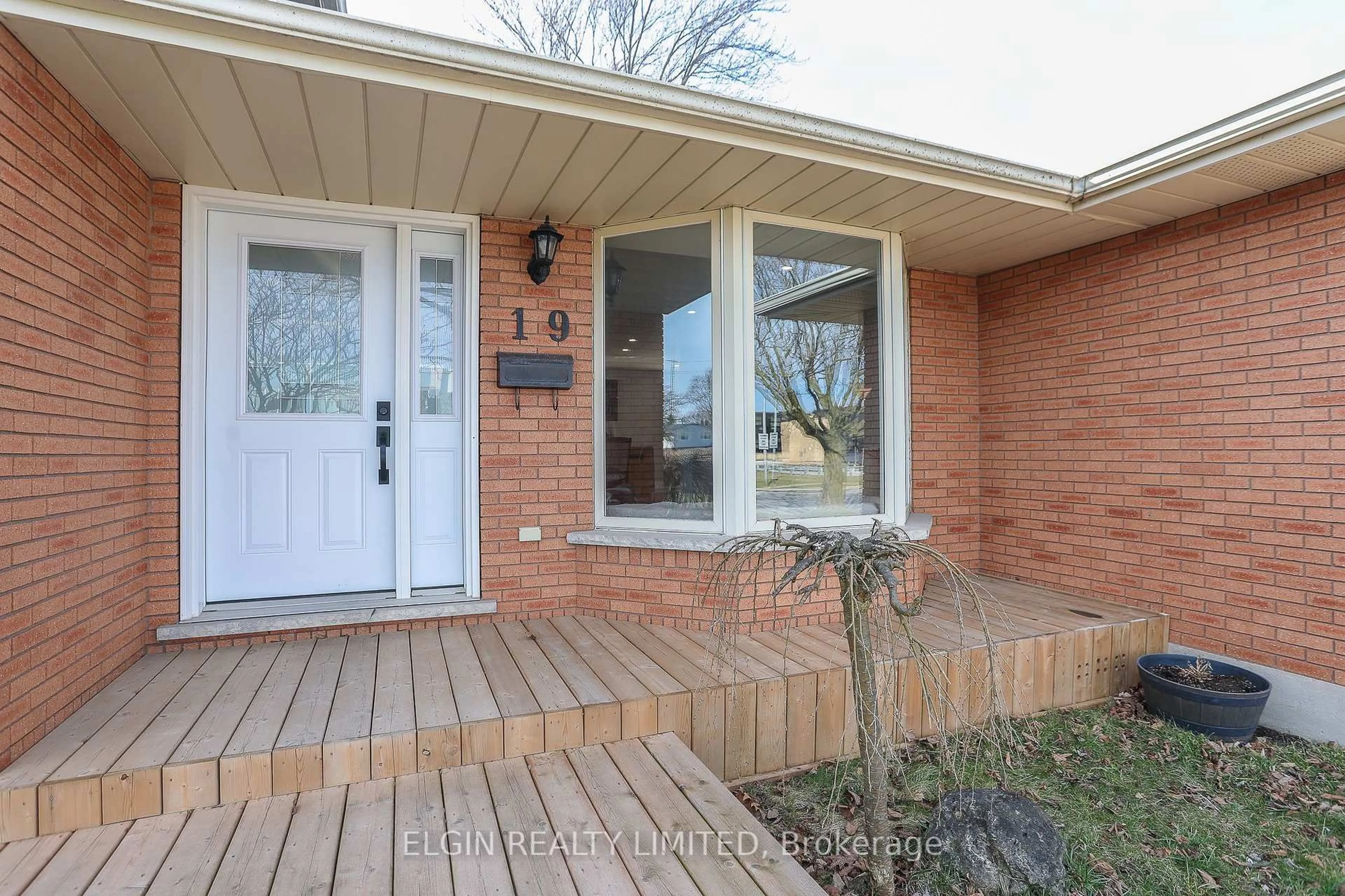 Home with brick exterior material, street for 19 High St, St. Thomas Ontario N5R 5R6