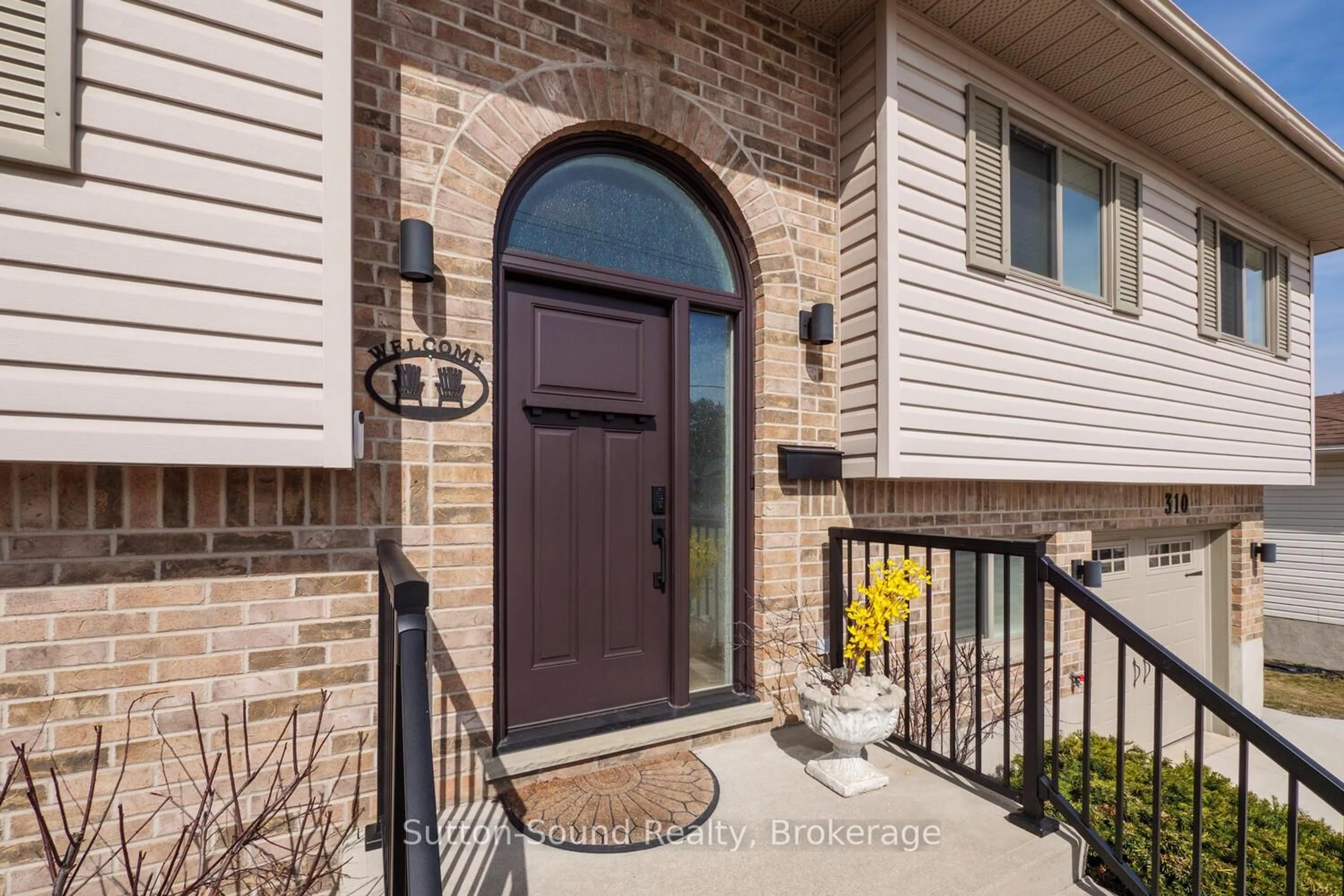 Indoor entryway for 310 Beattie St, Owen Sound Ontario N4K 6X2