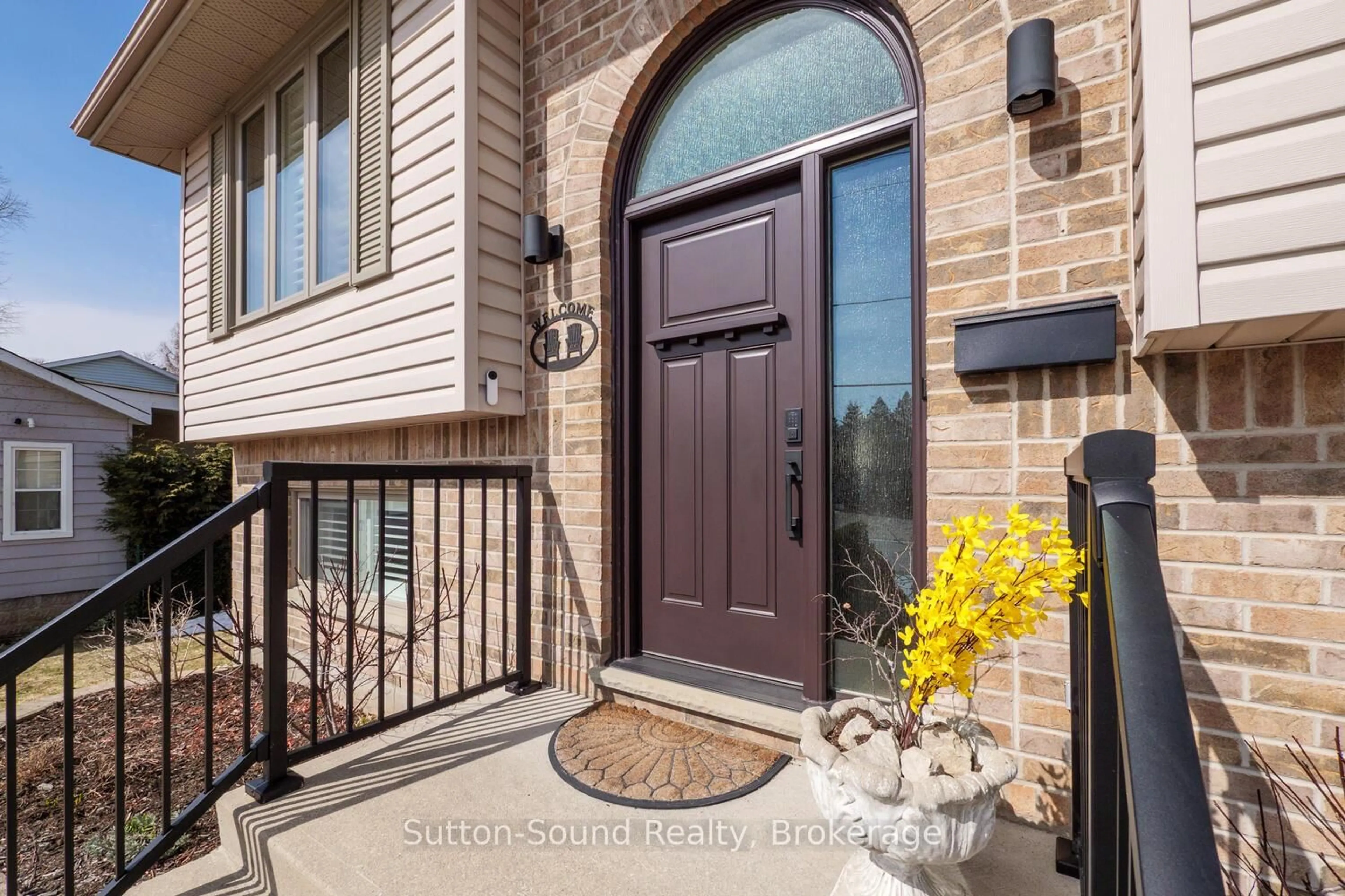 Indoor entryway for 310 Beattie St, Owen Sound Ontario N4K 6X2