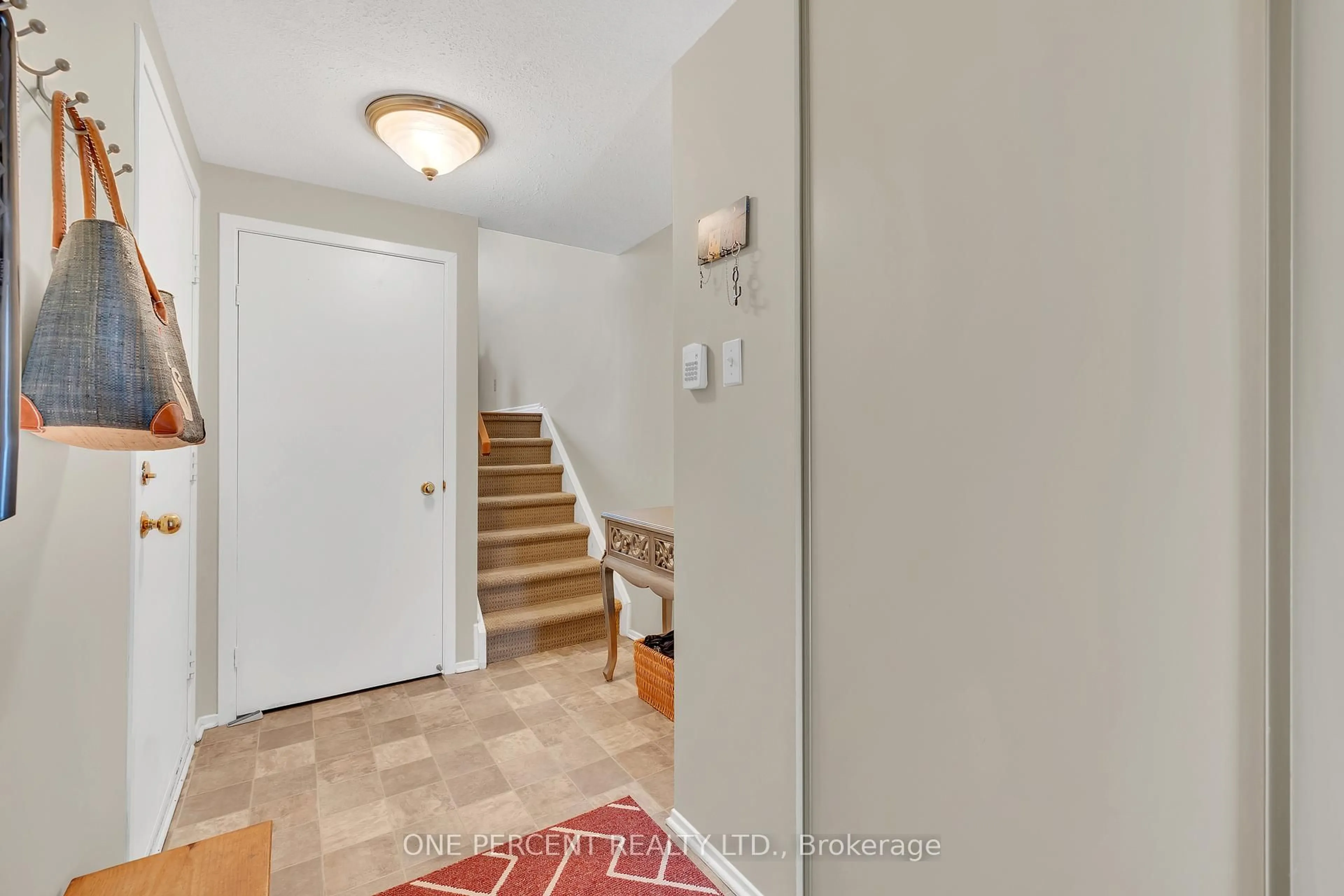 Indoor entryway for 2 Esterlawn N/A #19, Ottawa Ontario K2A 4B3