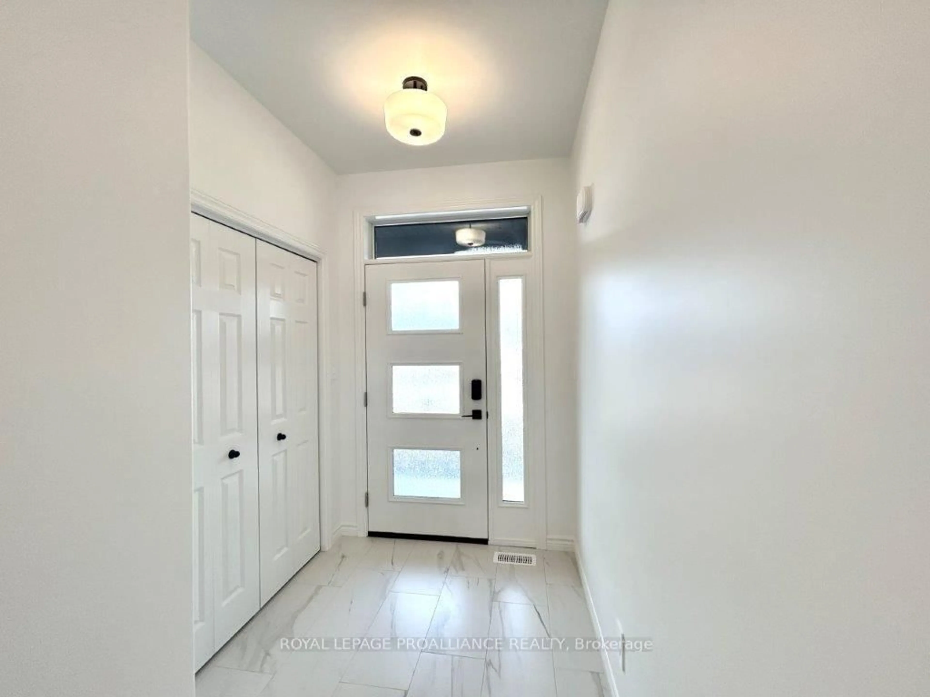 Indoor entryway for 6 Otonabee St, Belleville Ontario K8N 0T3