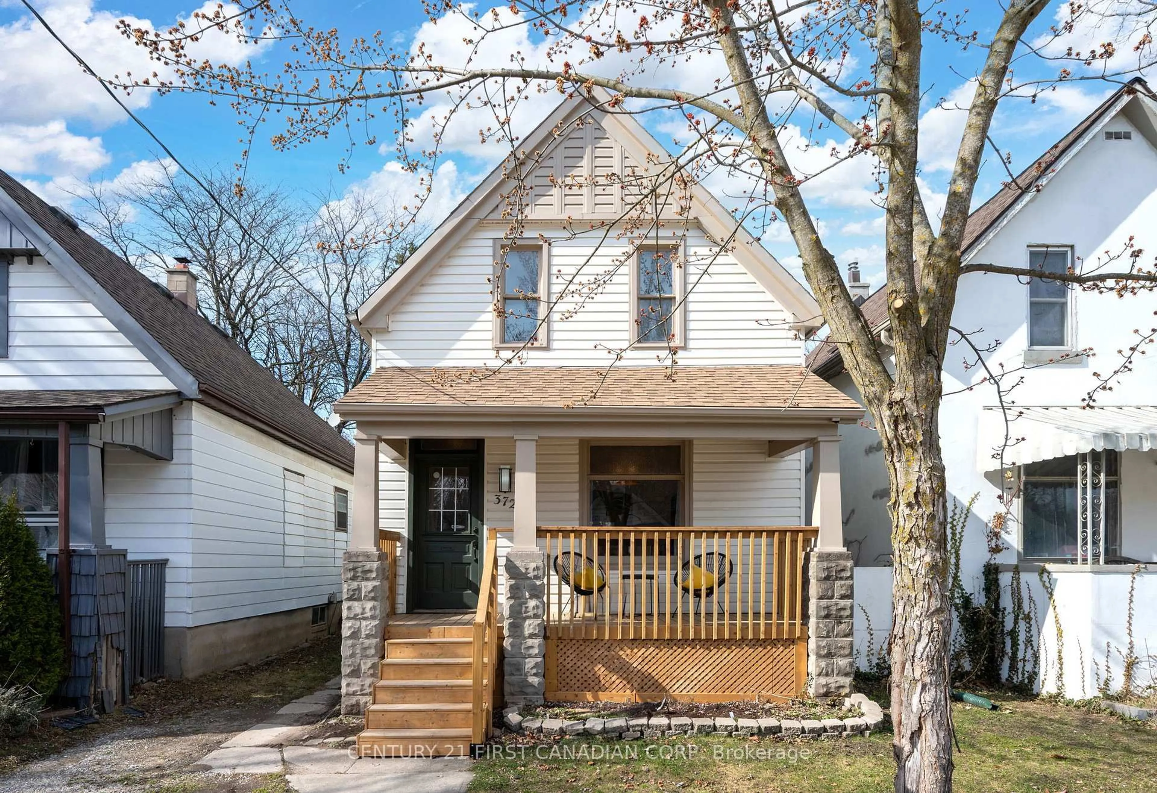 Home with vinyl exterior material, street for 372 Mornington Ave, London Ontario N5Y 3C4