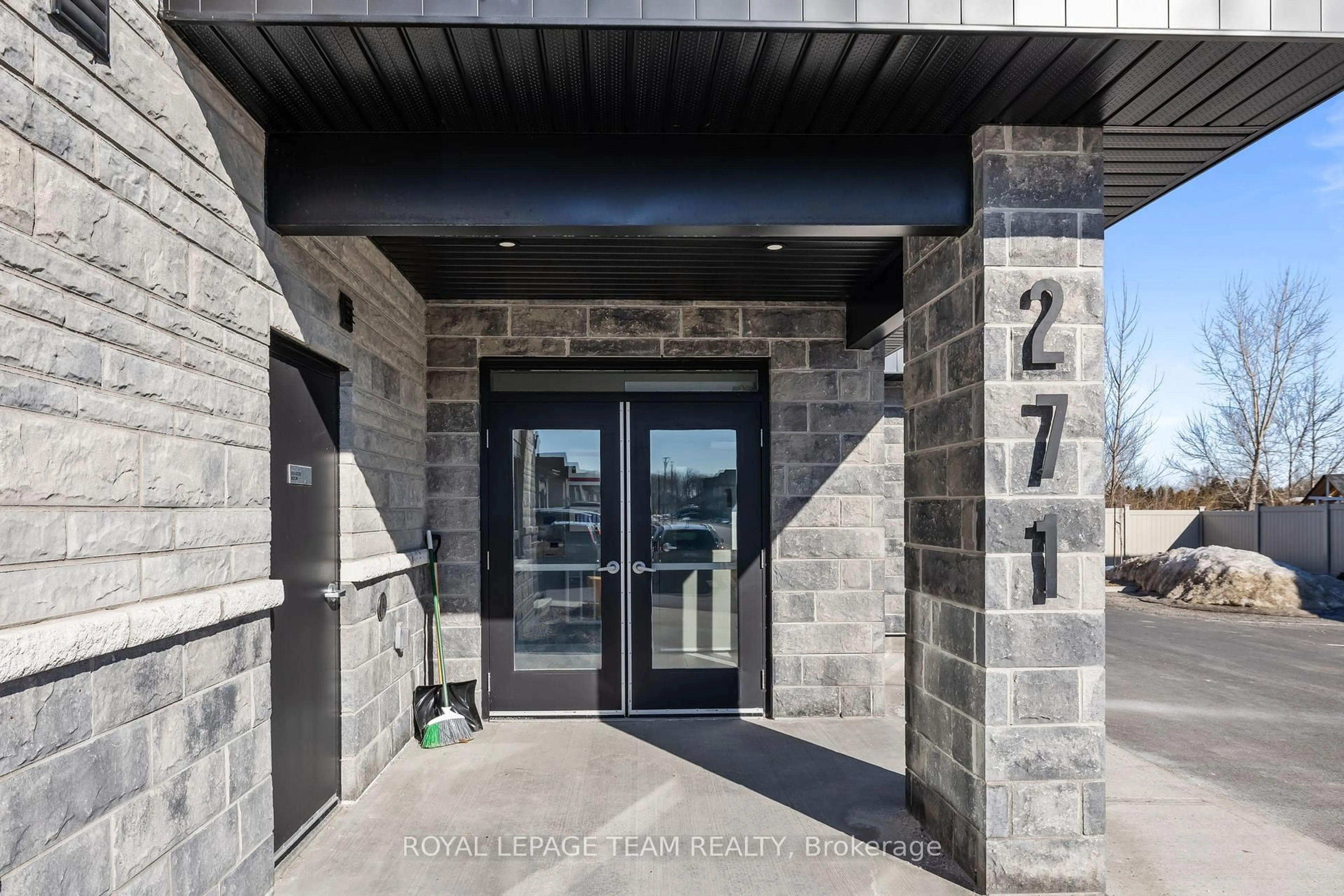 Indoor entryway for 271 Belfort St #101, Russell Ontario K0A 1W0