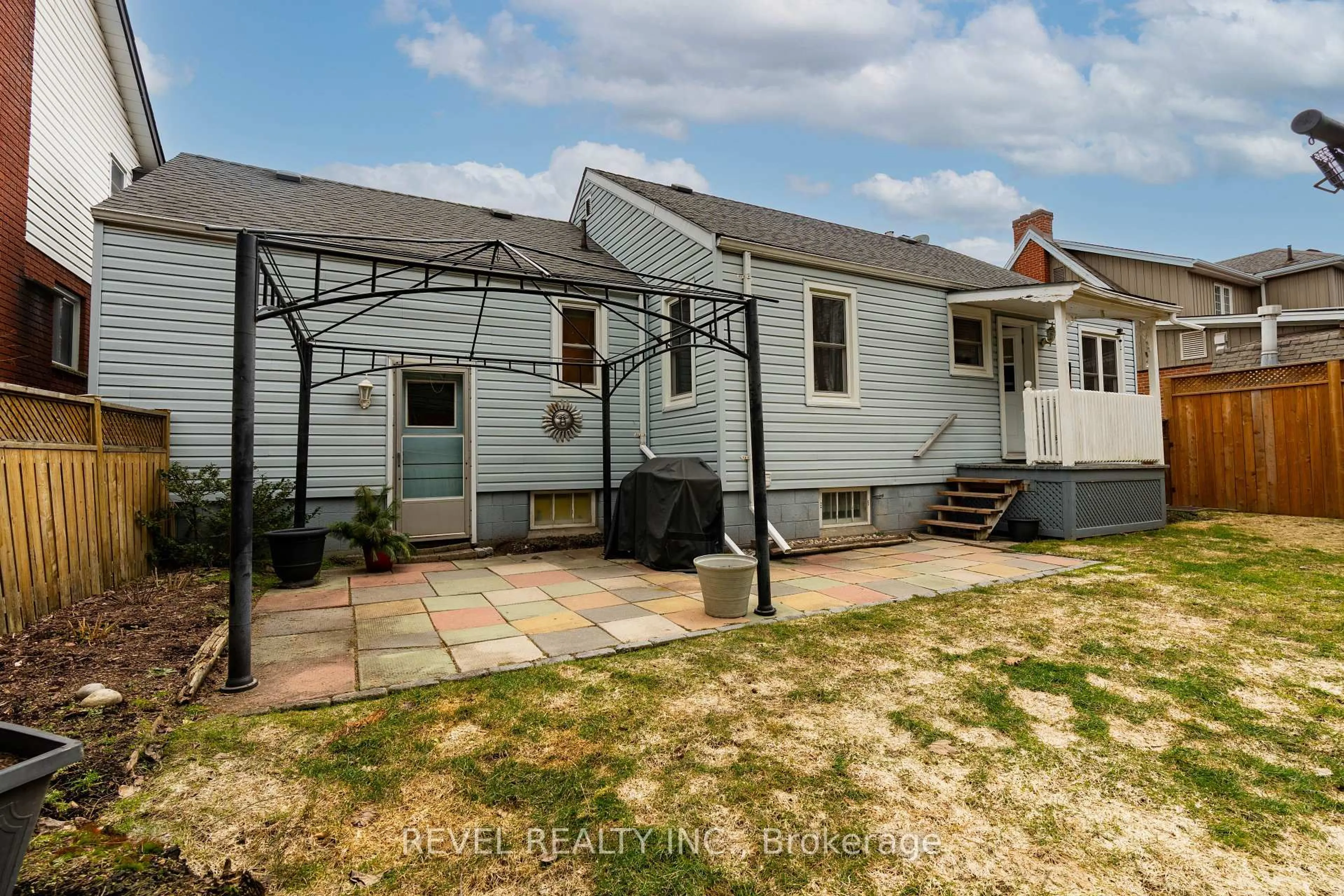 A pic from outside/outdoor area/front of a property/back of a property/a pic from drone, street for 496 Devonshire Ave, Woodstock Ontario N4S 5P8