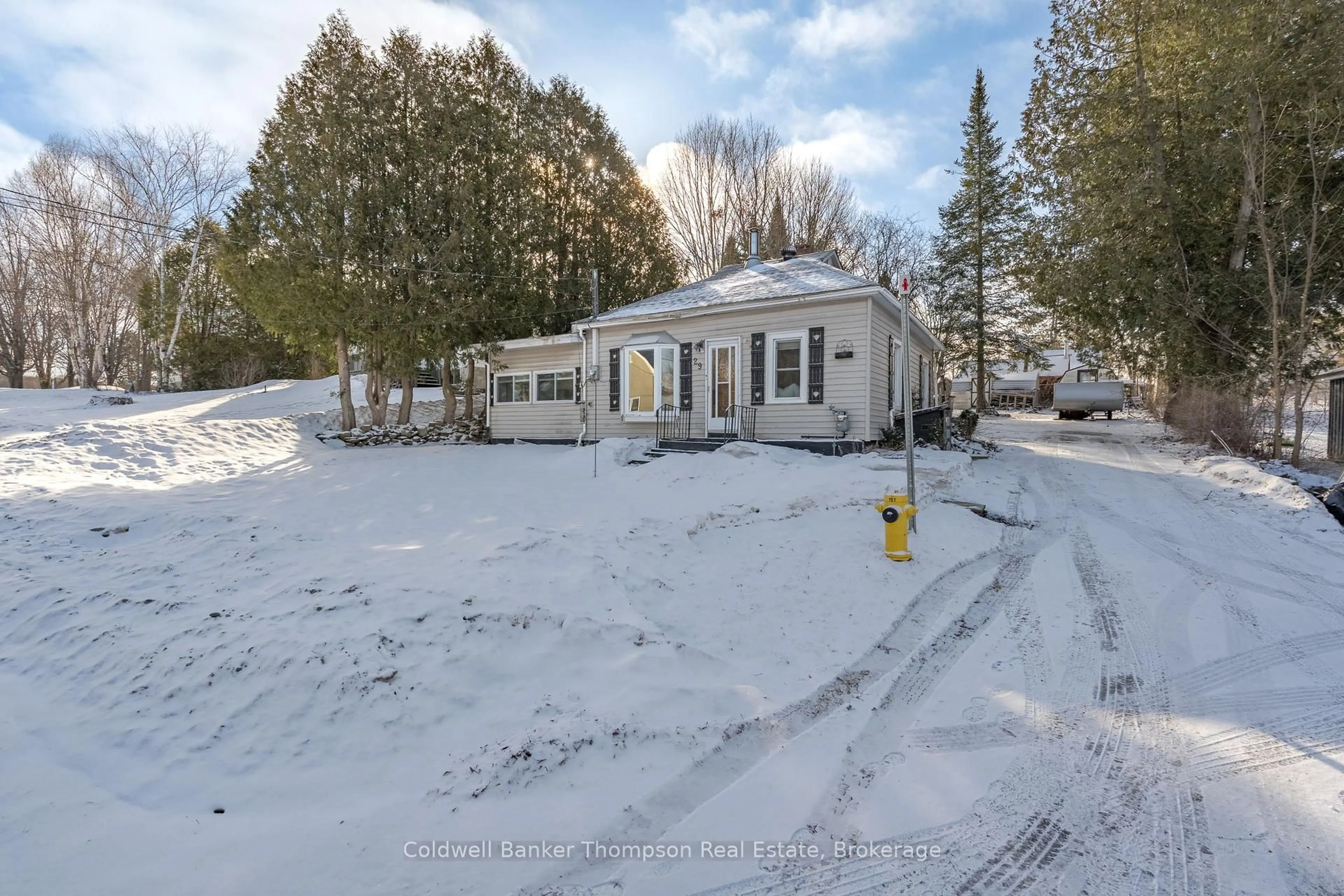 A pic from outside/outdoor area/front of a property/back of a property/a pic from drone, street for 29 Irene St, Huntsville Ontario P1H 1W3