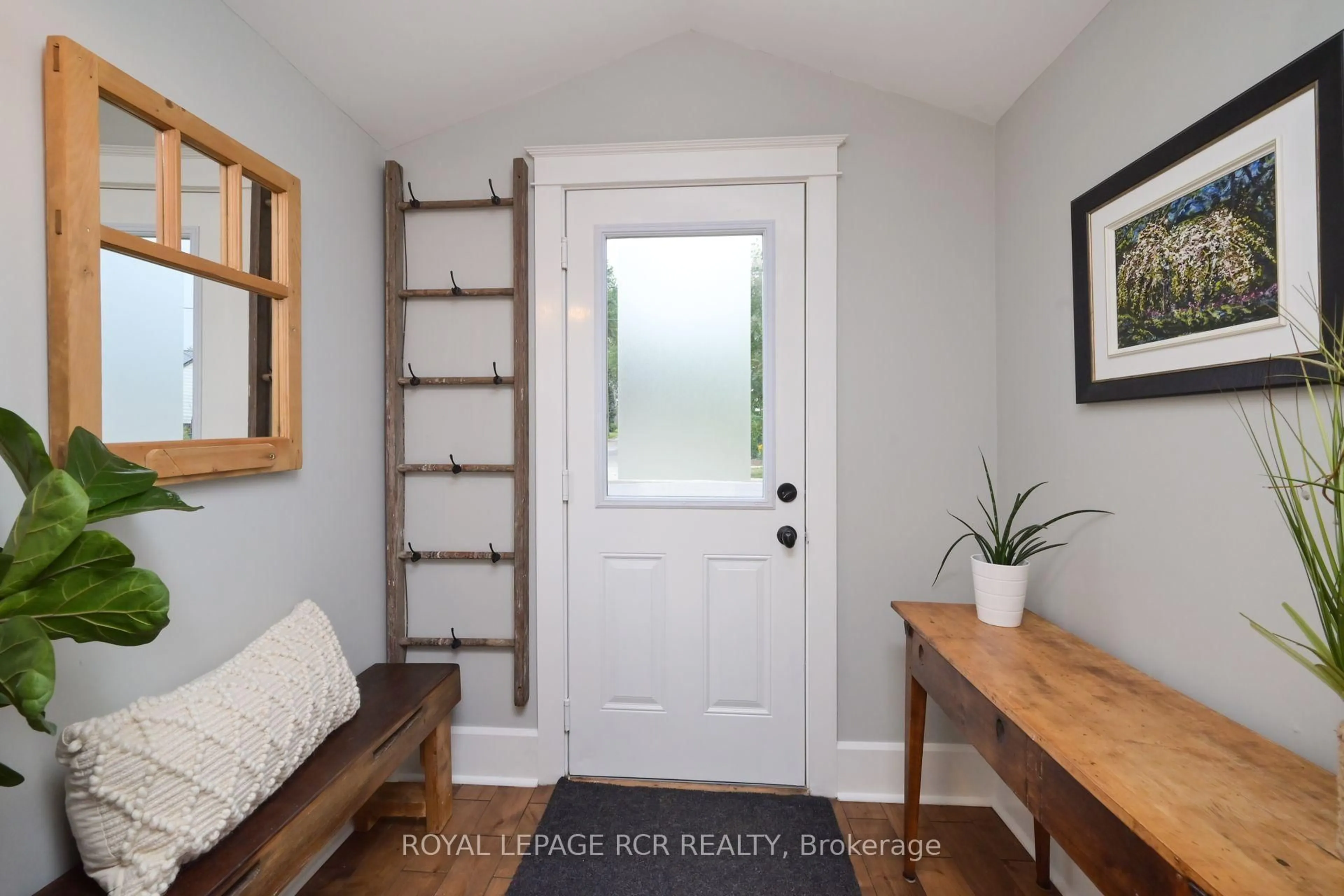 Indoor entryway for 307 Victoria St, Shelburne Ontario L9V 2Y4