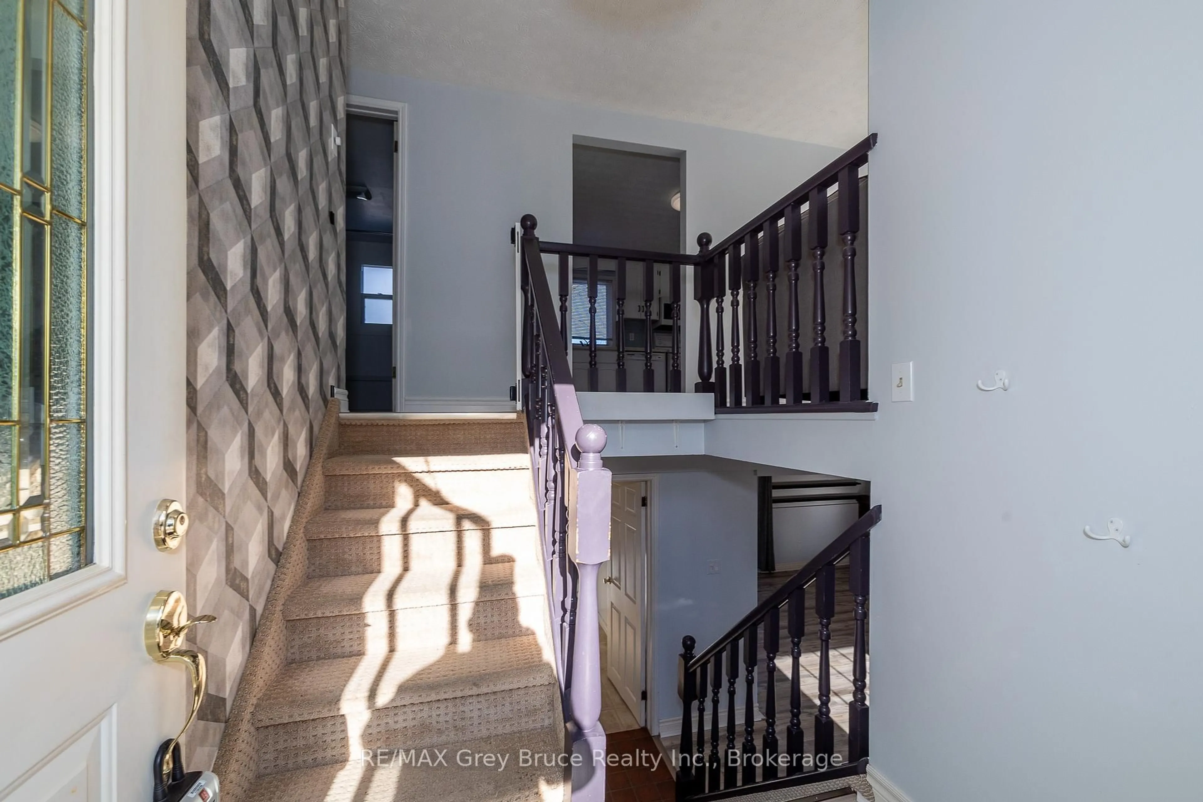 Indoor foyer for 260 8th A Ave, Owen Sound Ontario N4K 6L2