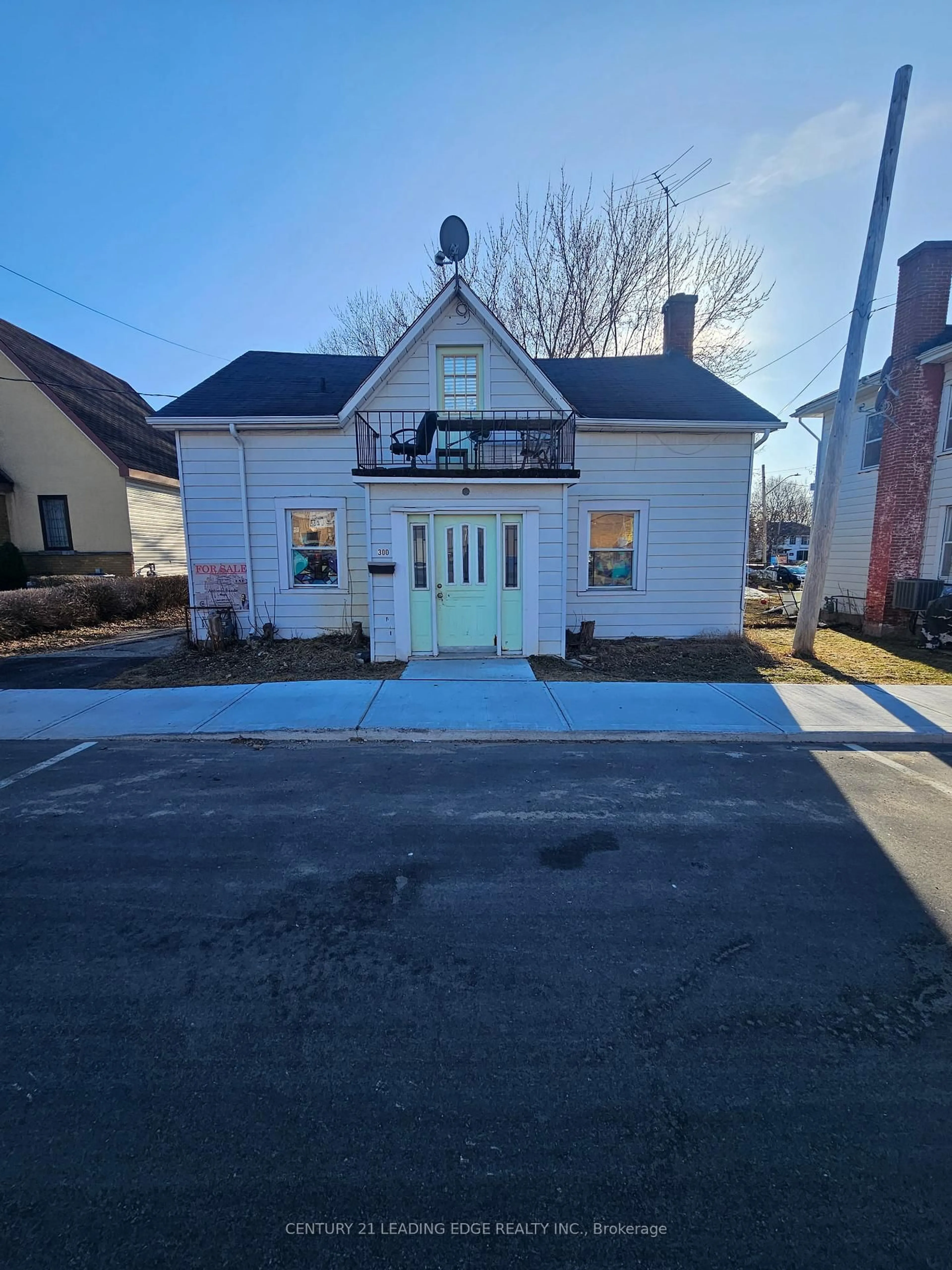 Indoor foyer for 300 ARGYLE St, Renfrew Ontario K7V 1T9