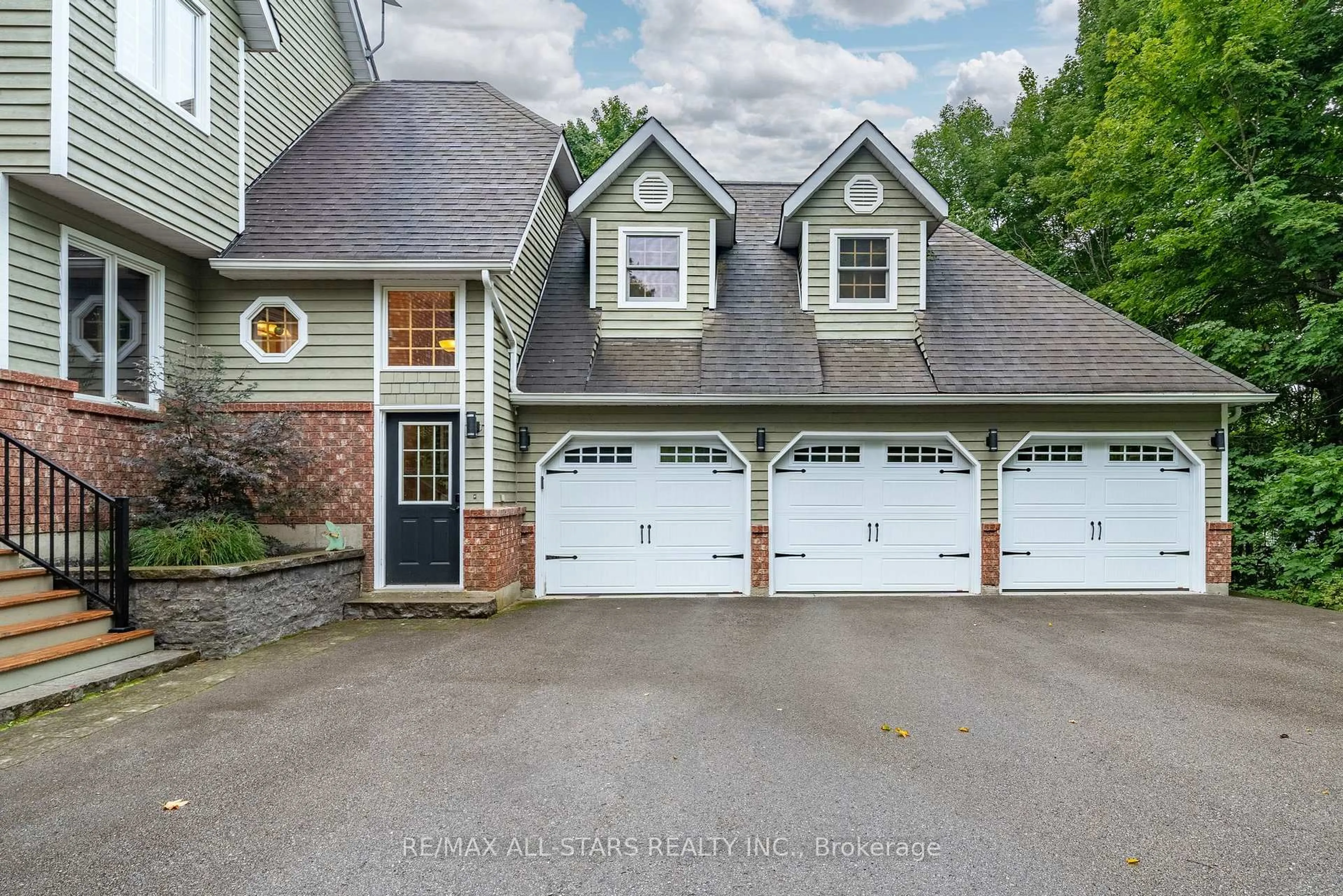 Indoor garage for 11 Aneva Crt, Kawartha Lakes Ontario K0M 1N0