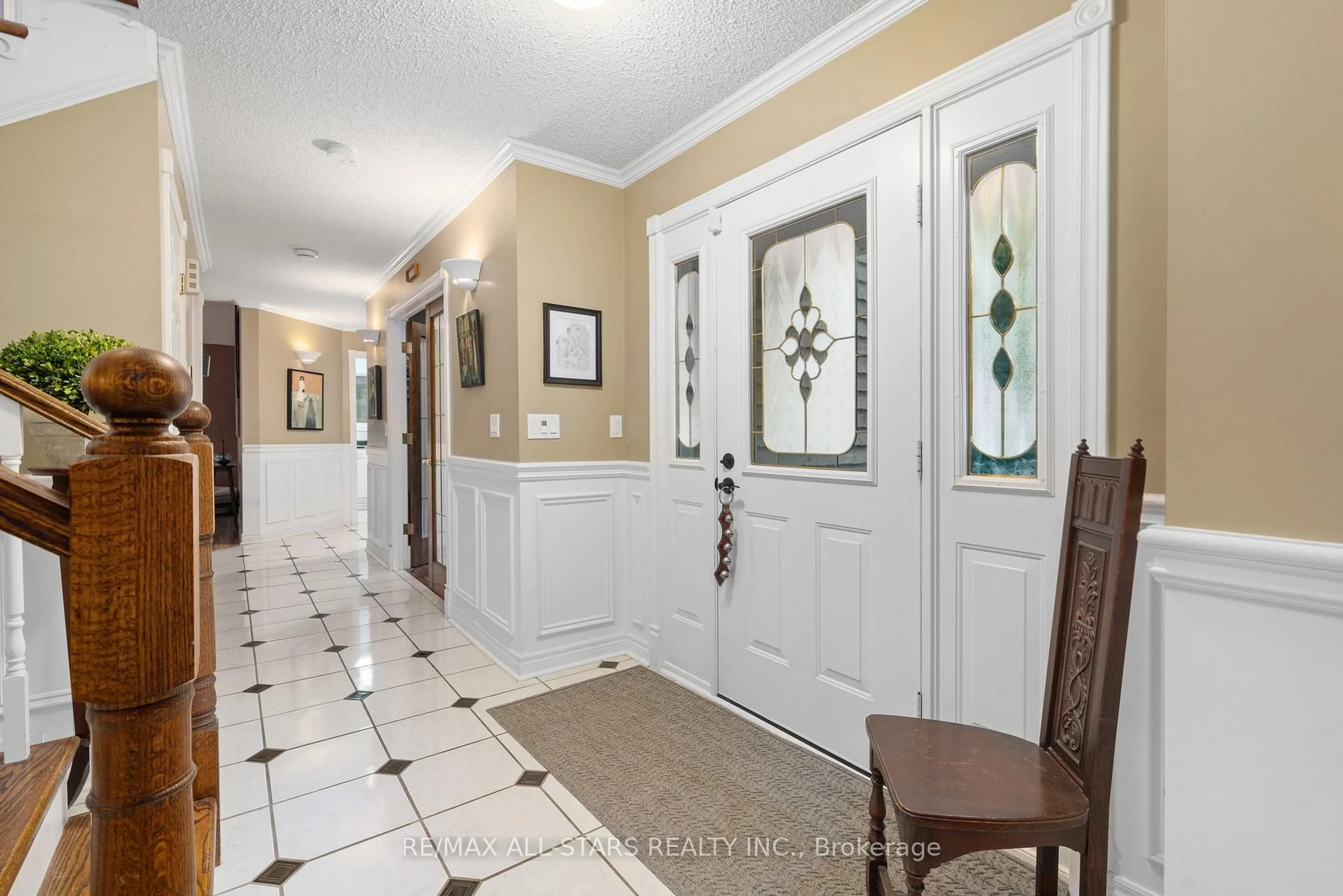 Indoor entryway for 11 Aneva Crt, Kawartha Lakes Ontario K0M 1N0