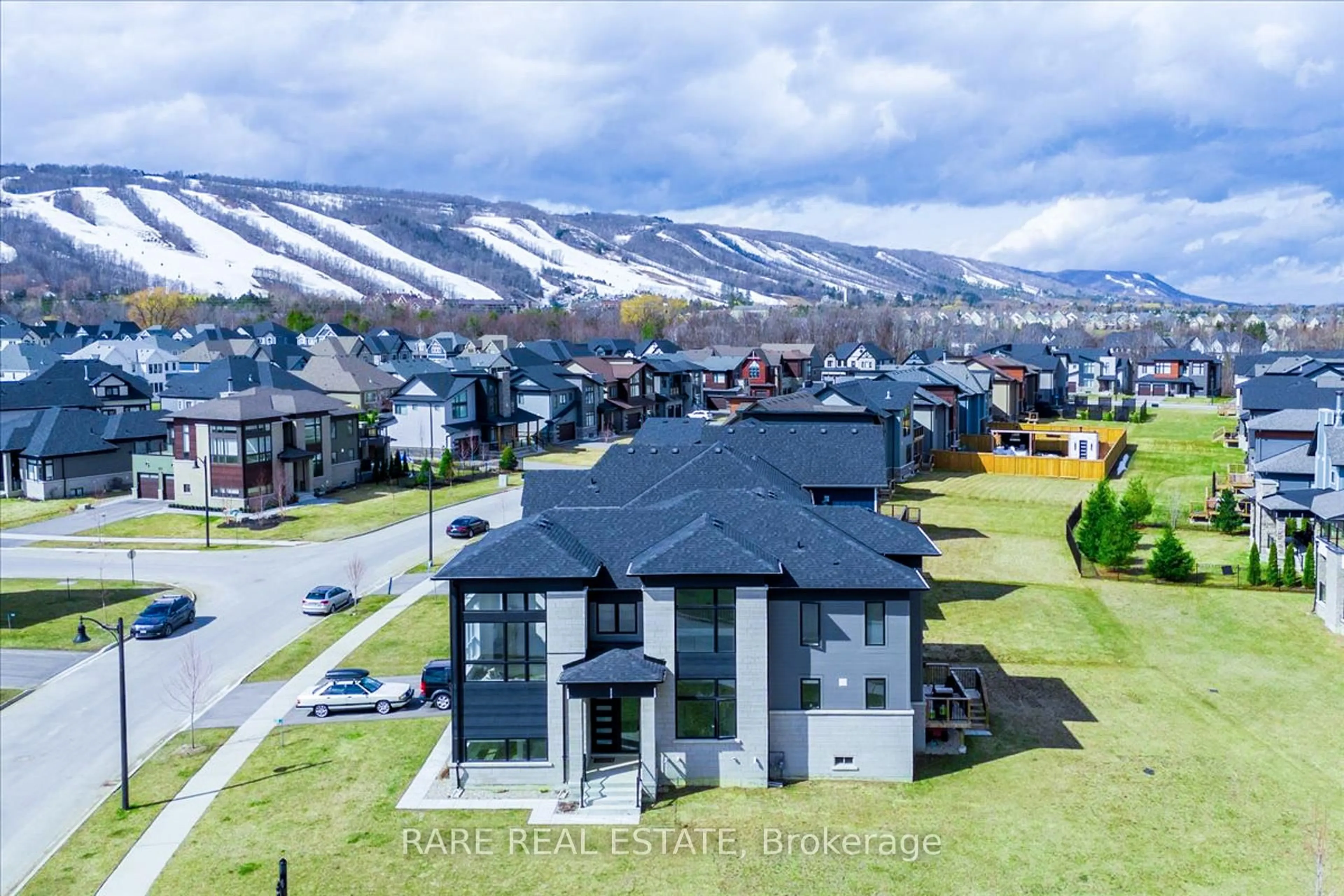 A pic from outside/outdoor area/front of a property/back of a property/a pic from drone, mountain view for 120 Stoneleigh Dr, Blue Mountains Ontario L9Y 5J6