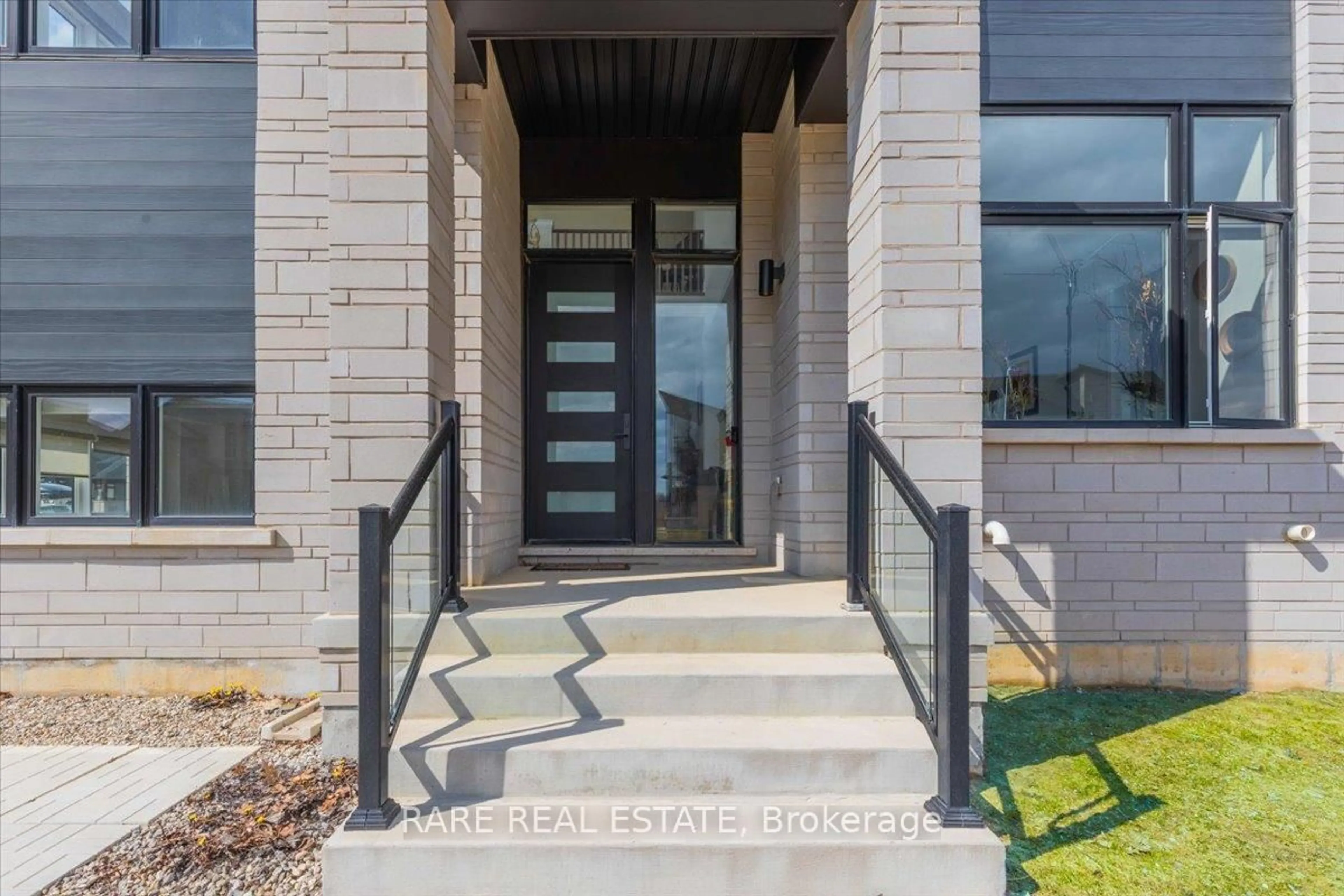 Indoor entryway for 120 Stoneleigh Dr, Blue Mountains Ontario L9Y 5J6