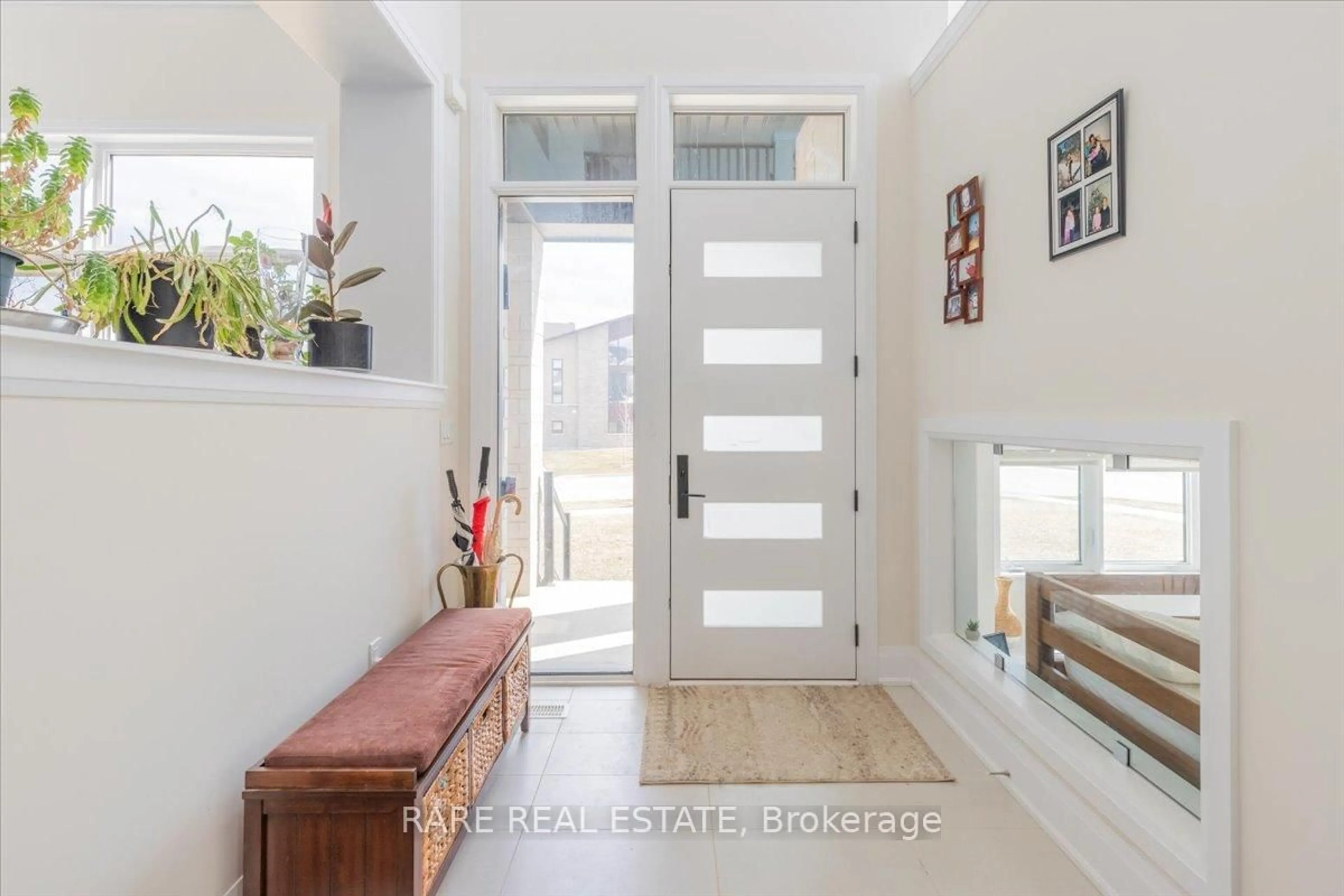 Indoor entryway for 120 Stoneleigh Dr, Blue Mountains Ontario L9Y 5J6