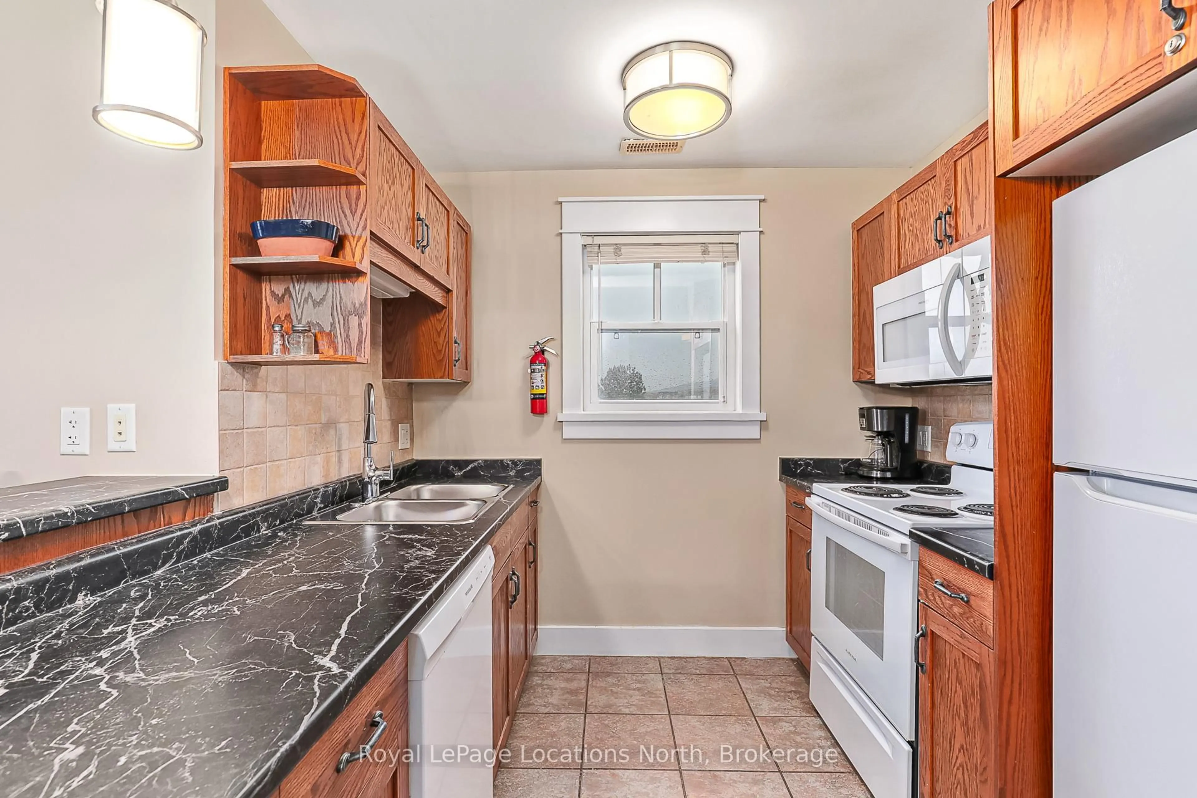 Standard kitchen, ceramic/tile floor for 125 FAIRWAY Crt #226, Blue Mountains Ontario L9Y 0P8