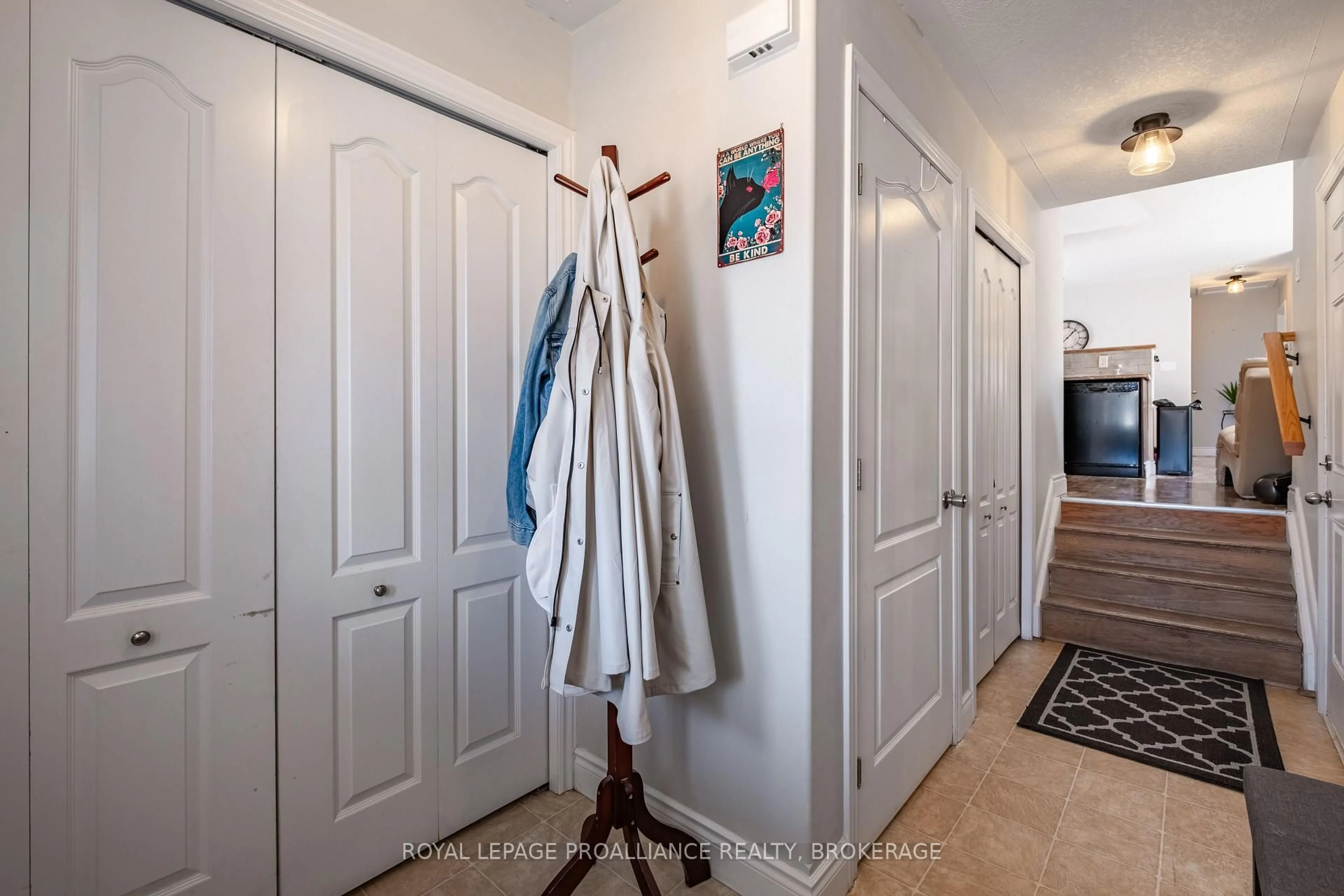 Indoor entryway for 142 Islandview Dr, Amherstview Ontario K7N 0A5