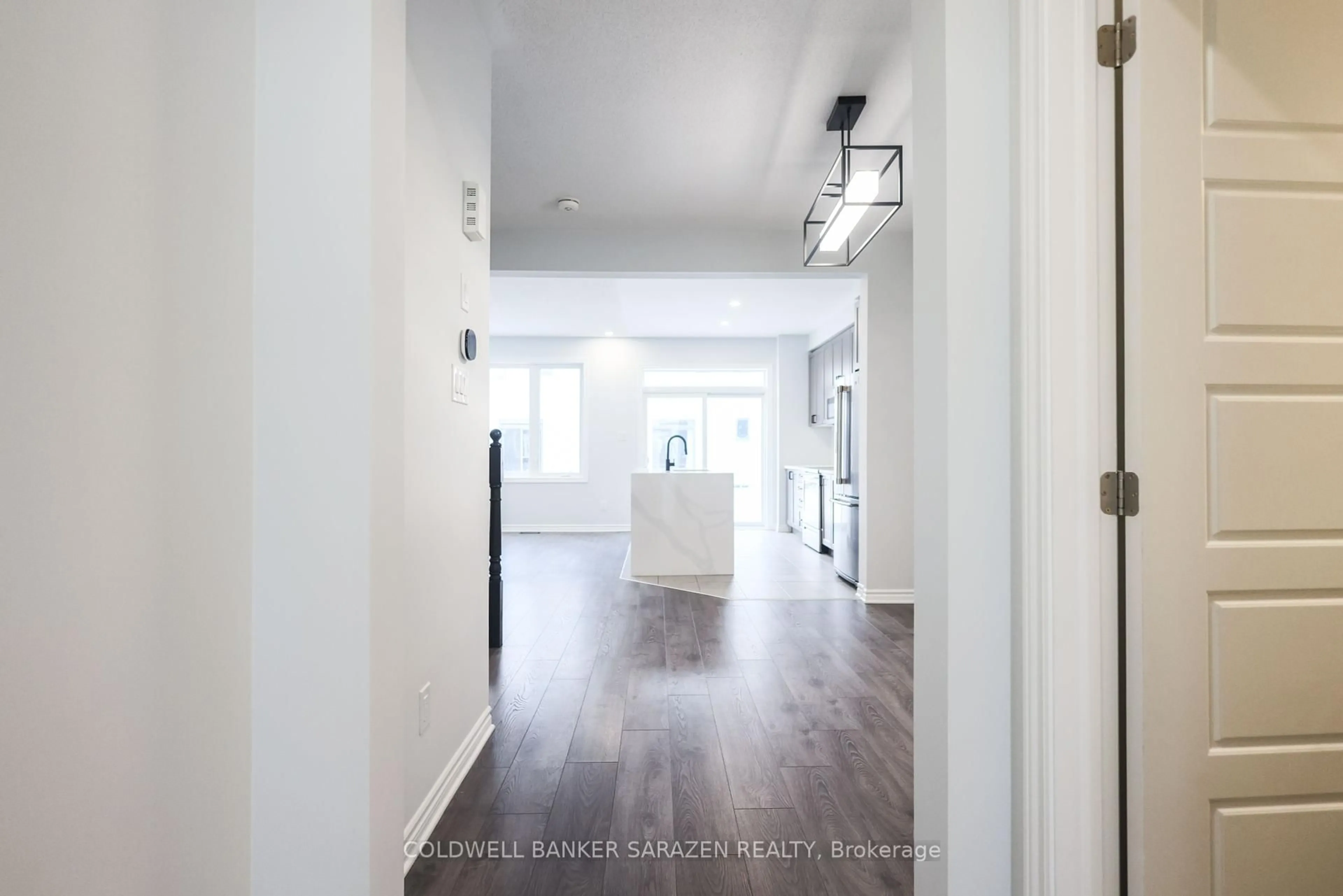 Indoor entryway for 739 Derreen Ave, Ottawa Ontario K2S 2Y9