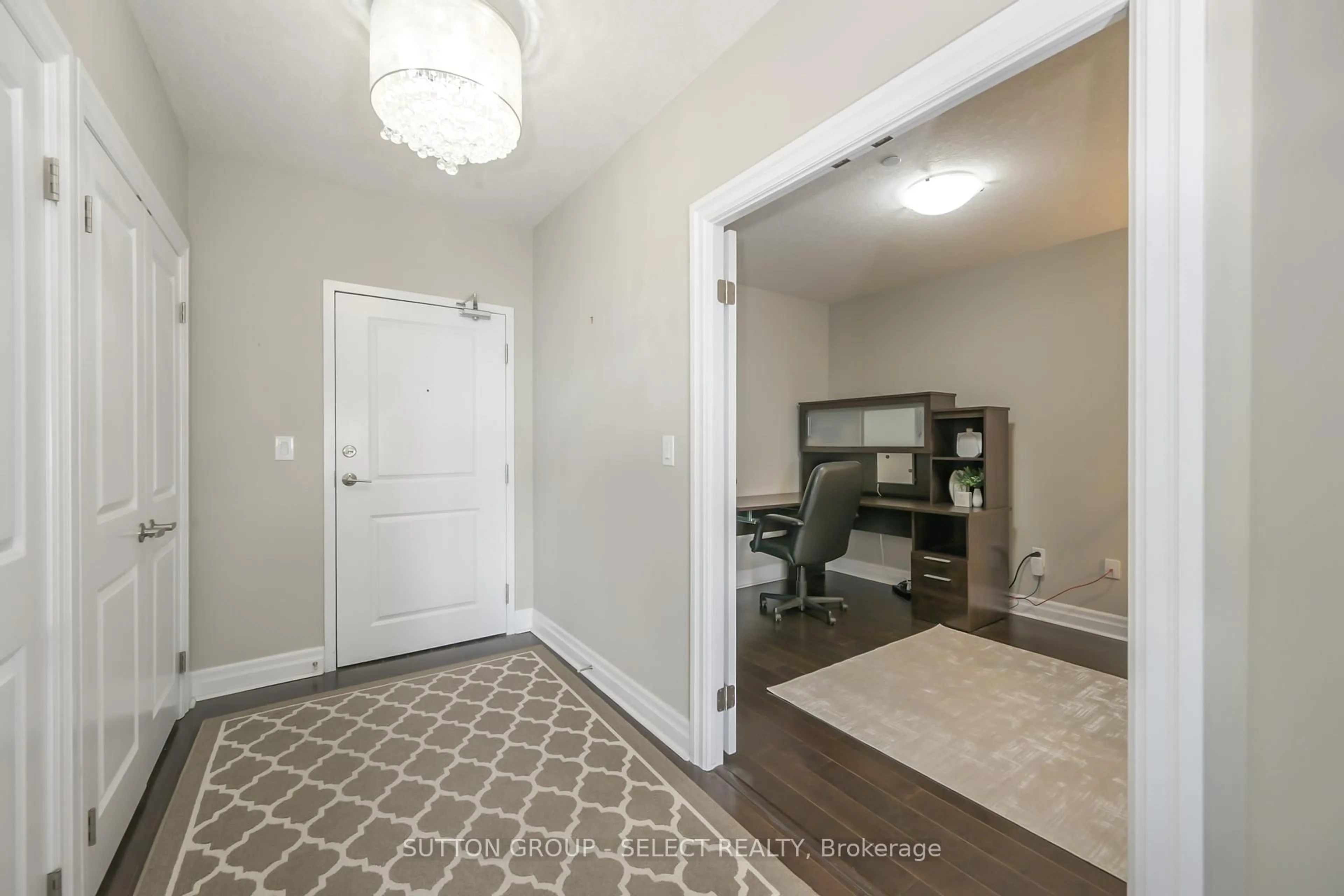 Indoor entryway for 240 Villagewalk Blvd #809, London Ontario N6G 0P6