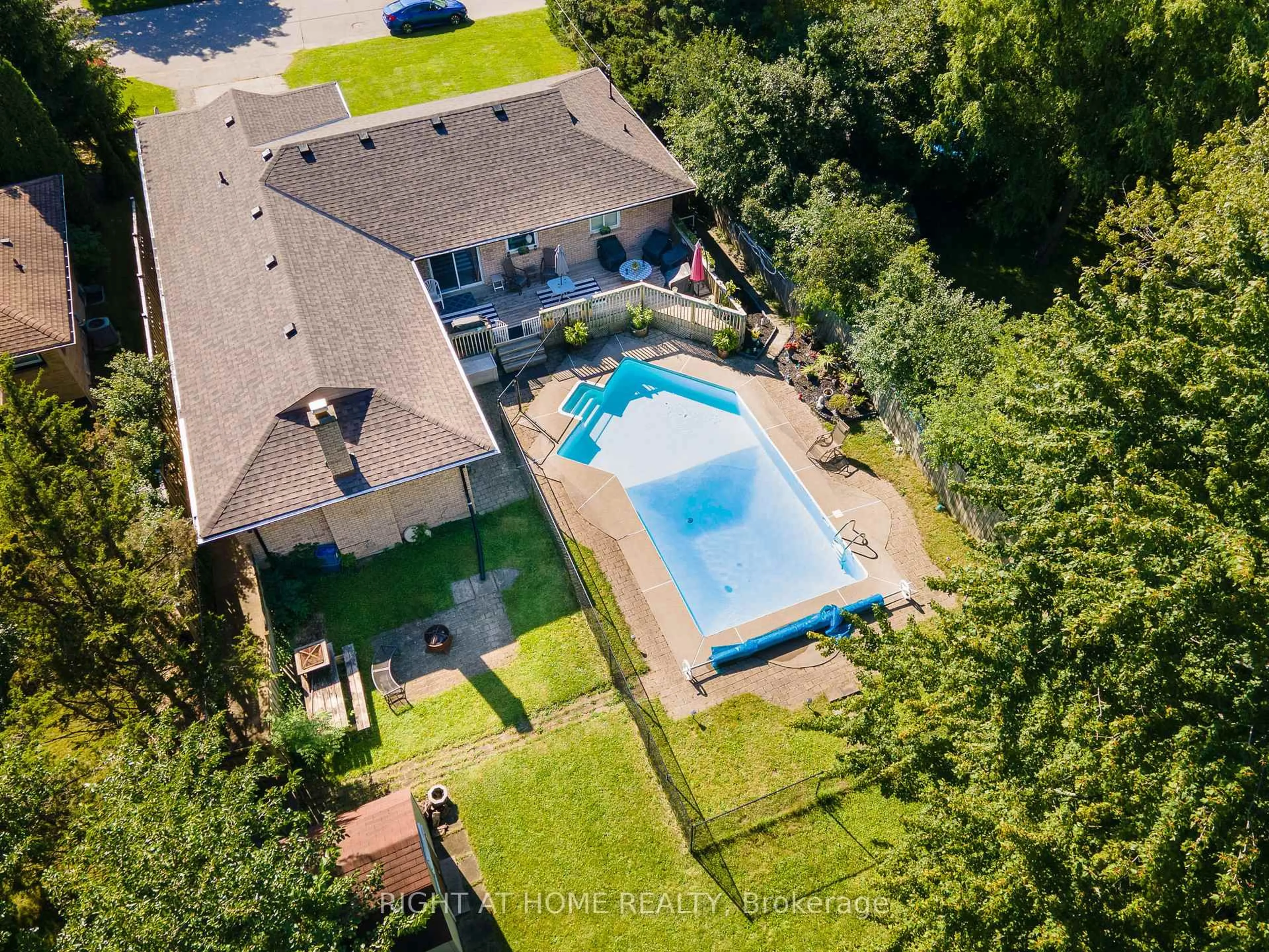 A pic from outside/outdoor area/front of a property/back of a property/a pic from drone, unknown for 594 Gordon Ave, London Ontario N6J 2W2