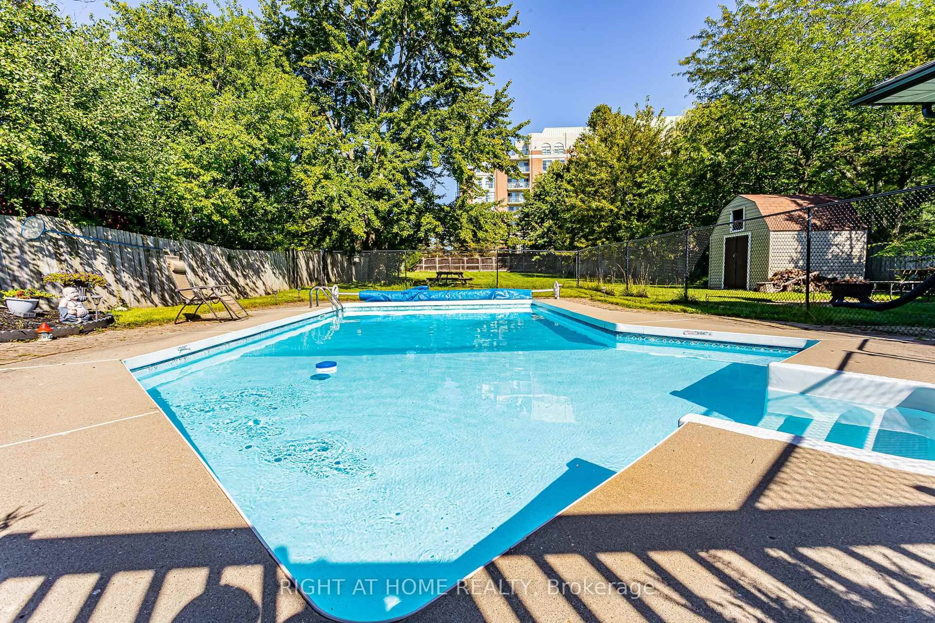 Pool for 594 Gordon Ave, London Ontario N6J 2W2