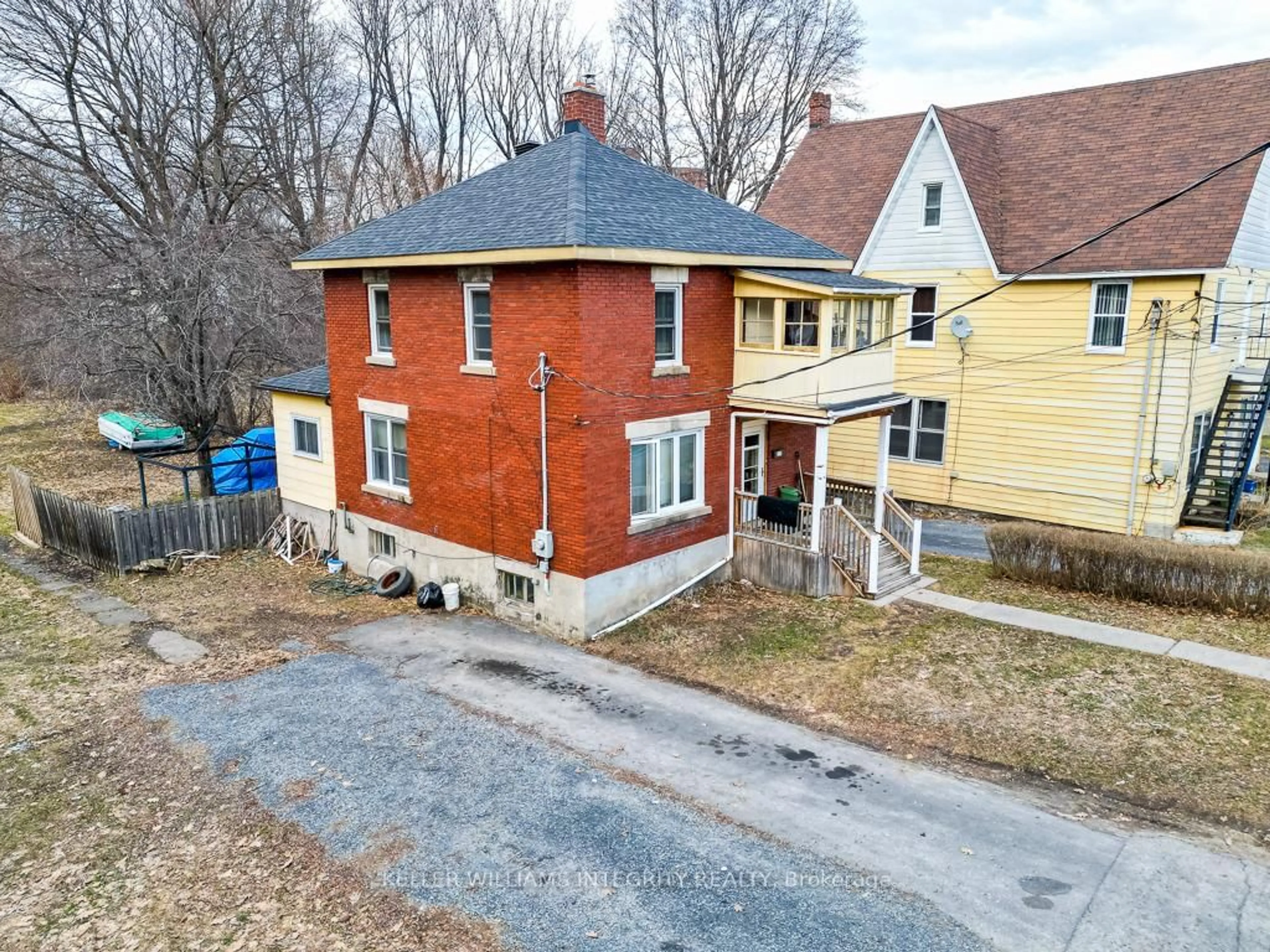 A pic from outside/outdoor area/front of a property/back of a property/a pic from drone, building for 217 First St E St, Cornwall Ontario K6H 1K9