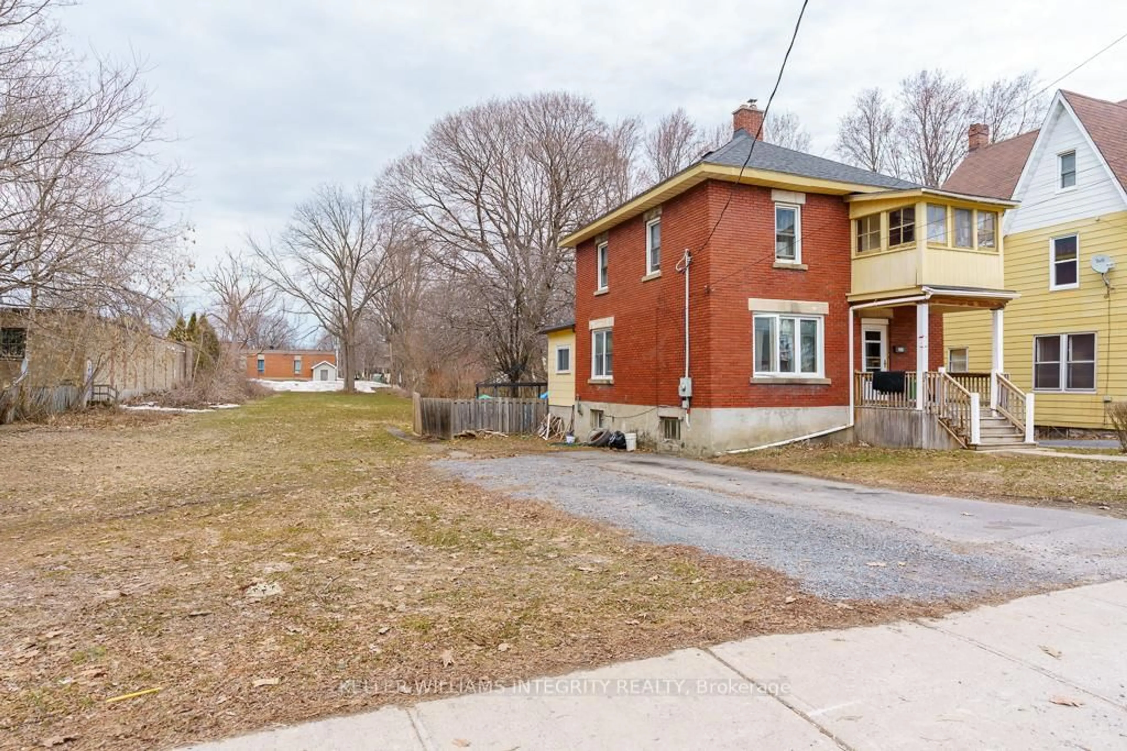 A pic from outside/outdoor area/front of a property/back of a property/a pic from drone, street for 217 First St E St, Cornwall Ontario K6H 1K9