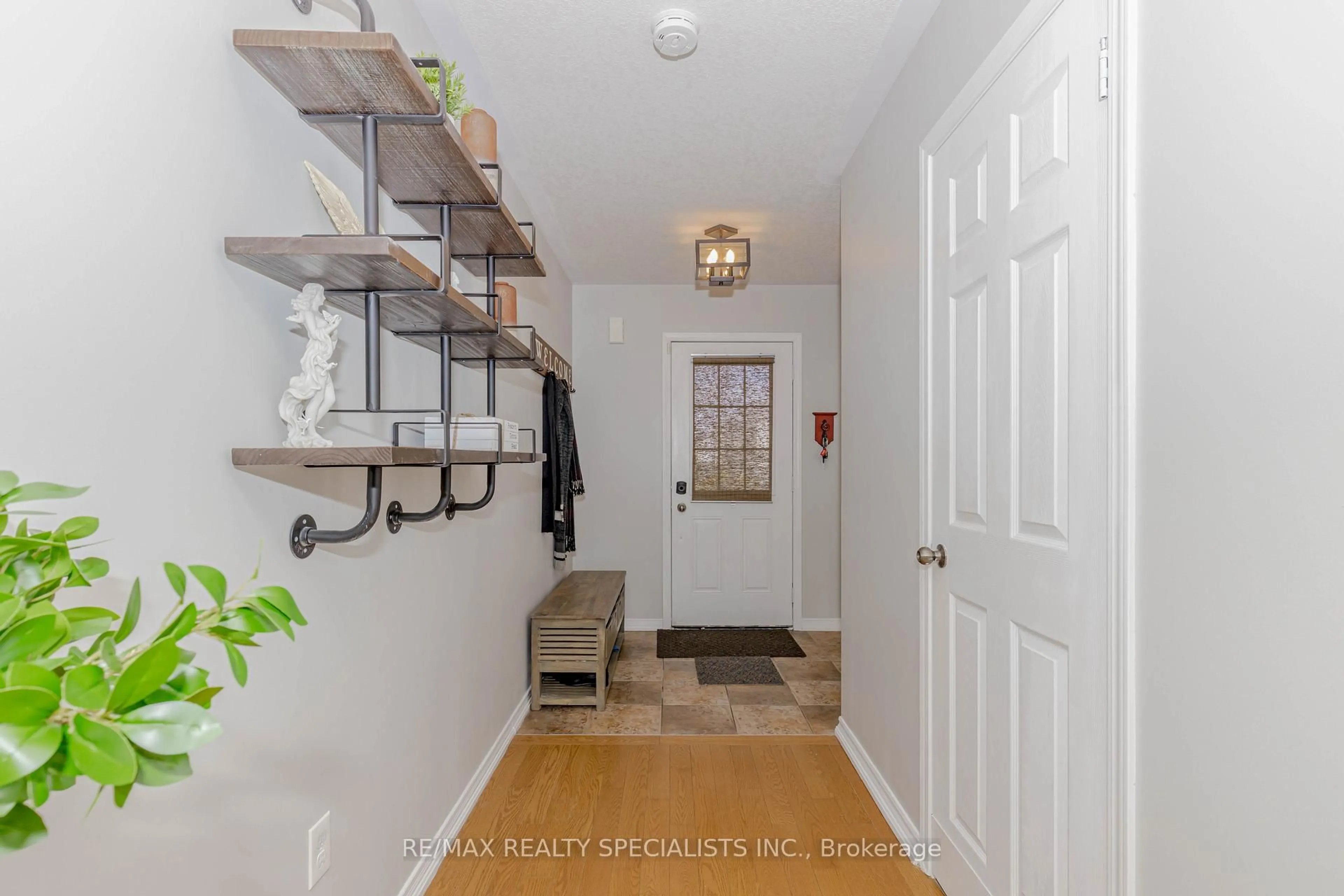 Indoor entryway for 27 Trowbridge St, Woolwich Ontario N0B 1M0