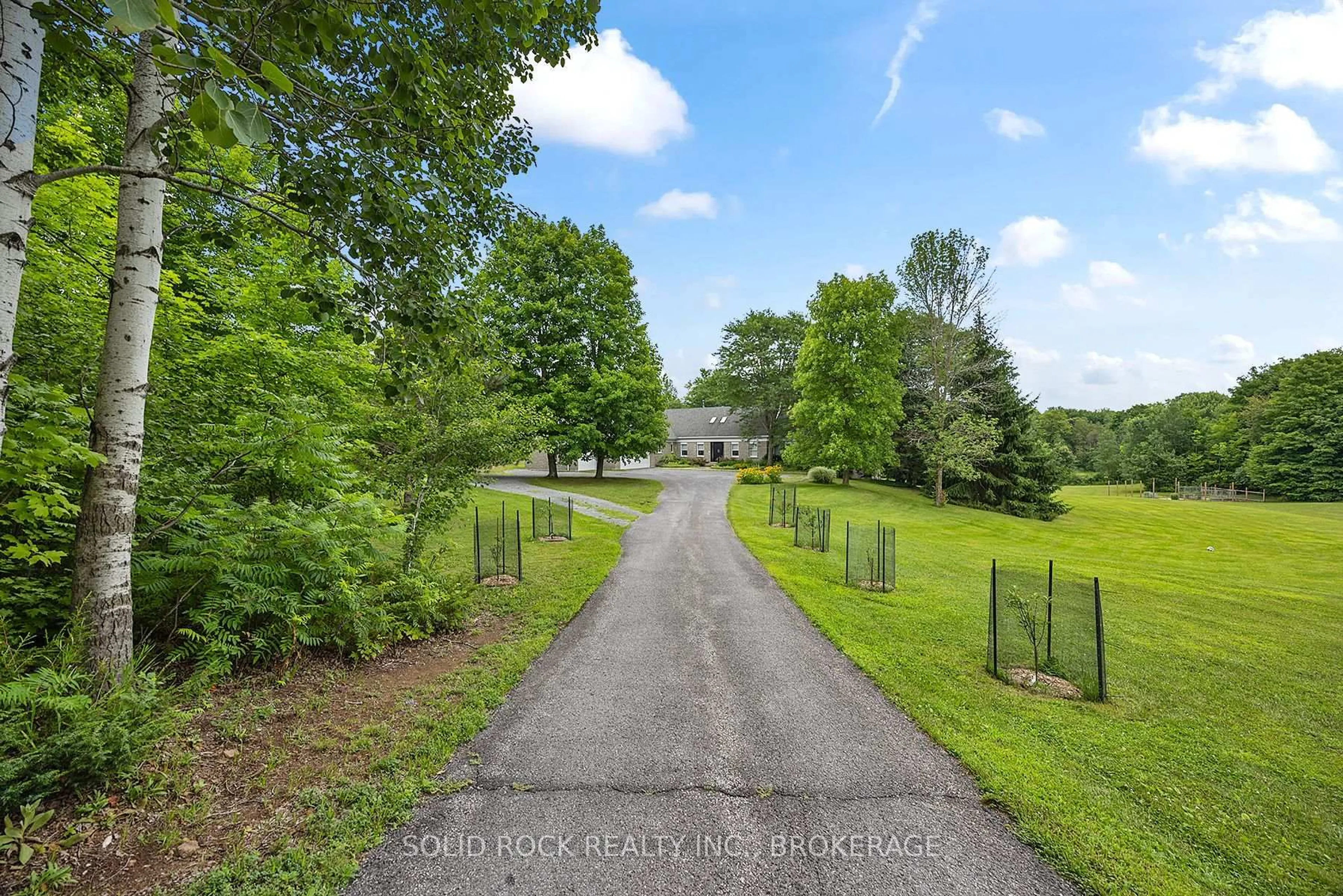 A pic from outside/outdoor area/front of a property/back of a property/a pic from drone, unknown for 5915 Davey Dr, Verona Ontario K0H 2W0