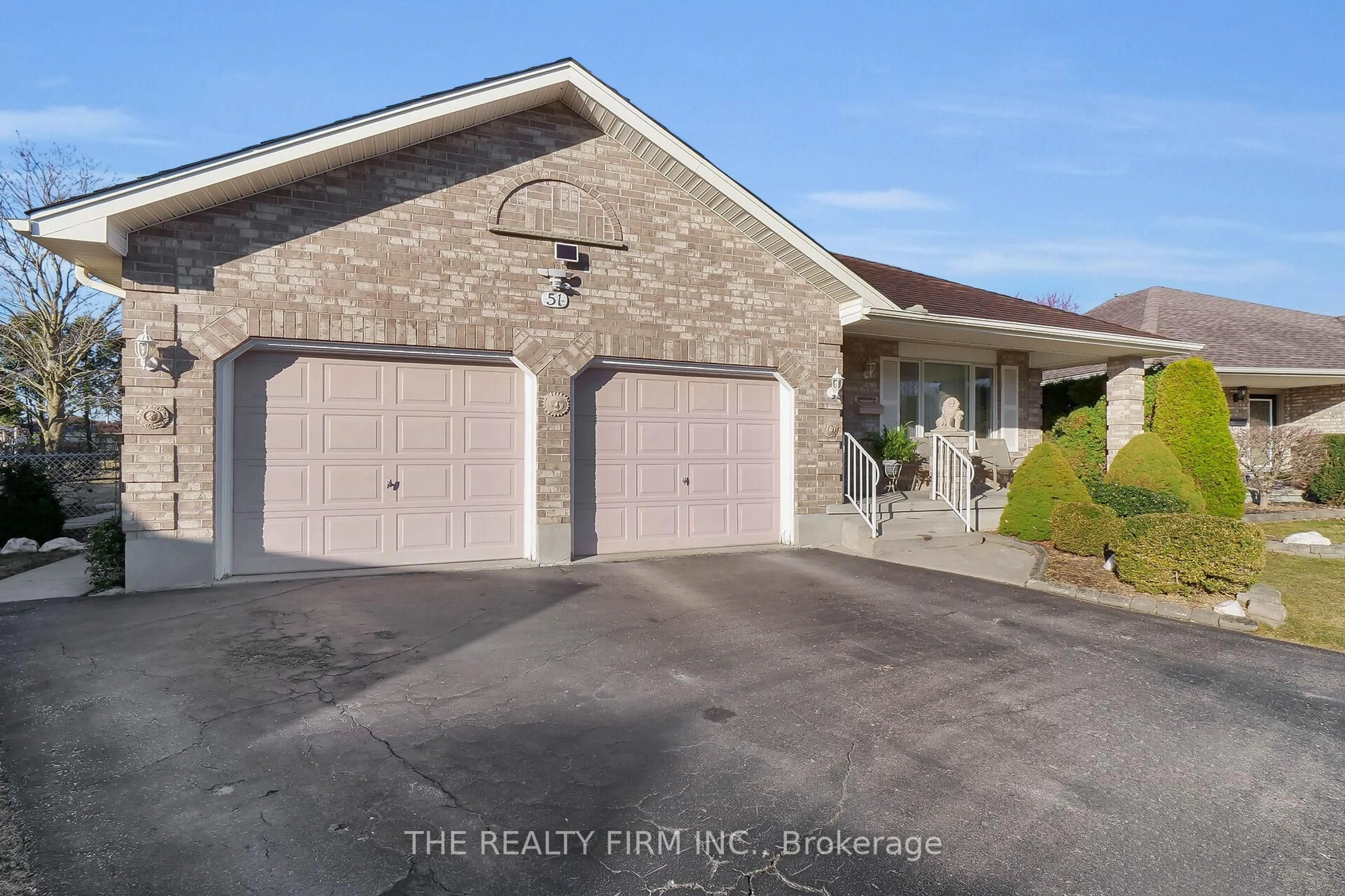 Indoor garage for 51 Christians Pl, London East Ontario N5V 4N9