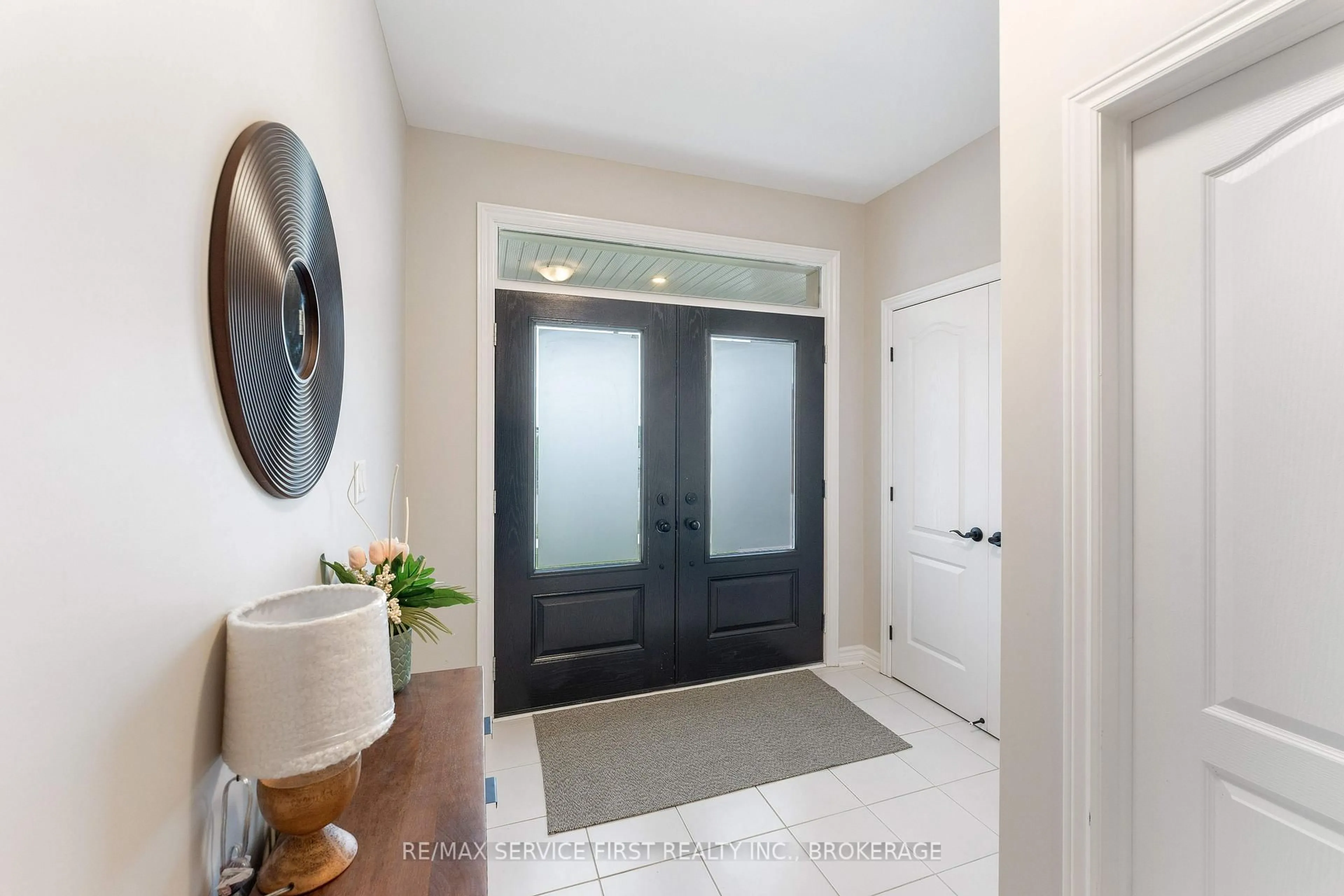 Indoor entryway for 1363 Grayson Dr, Kingston Ontario K7M 0H3