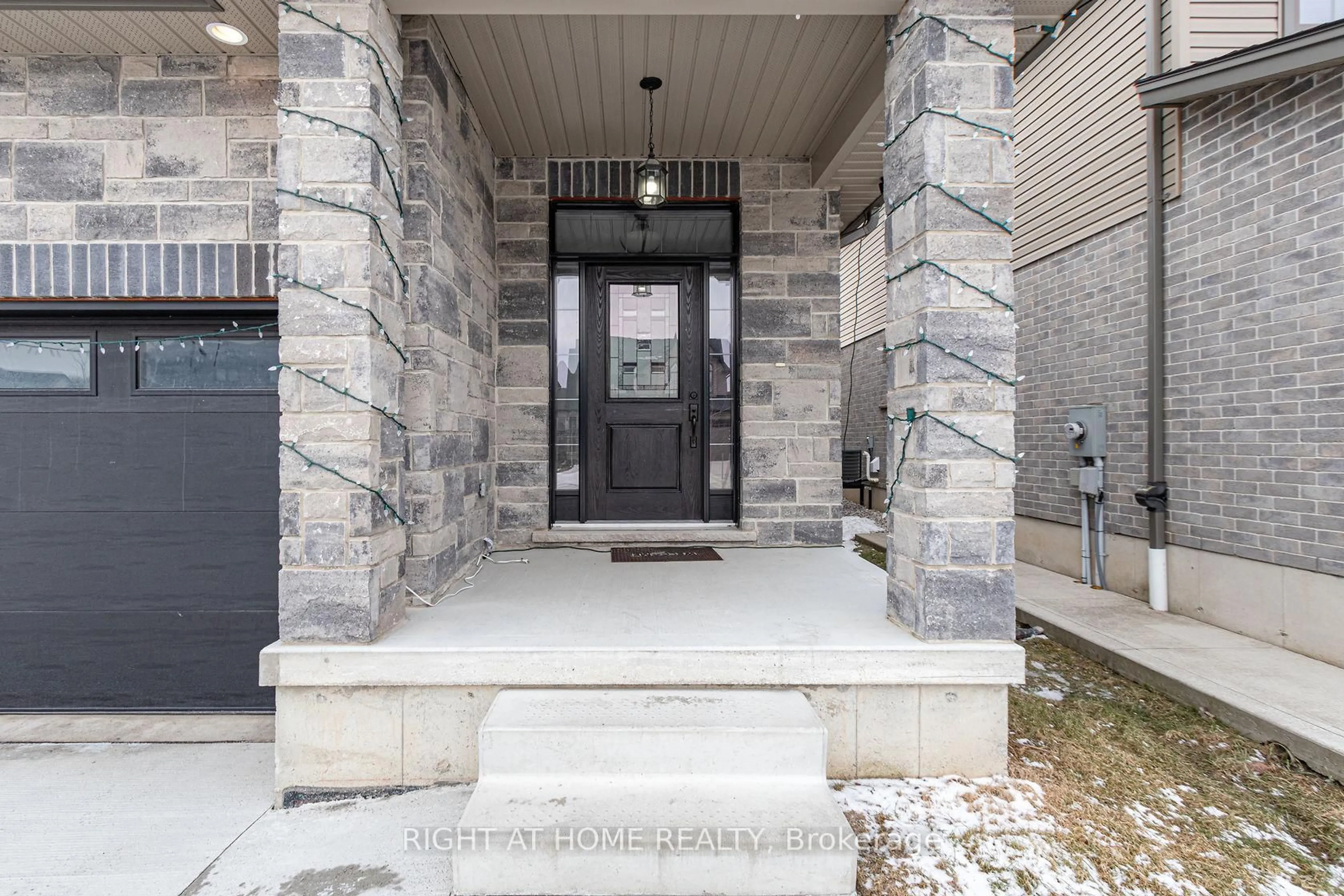 Indoor entryway for 260 Dieppe Dr, Woodstock Ontario N4T 0G1