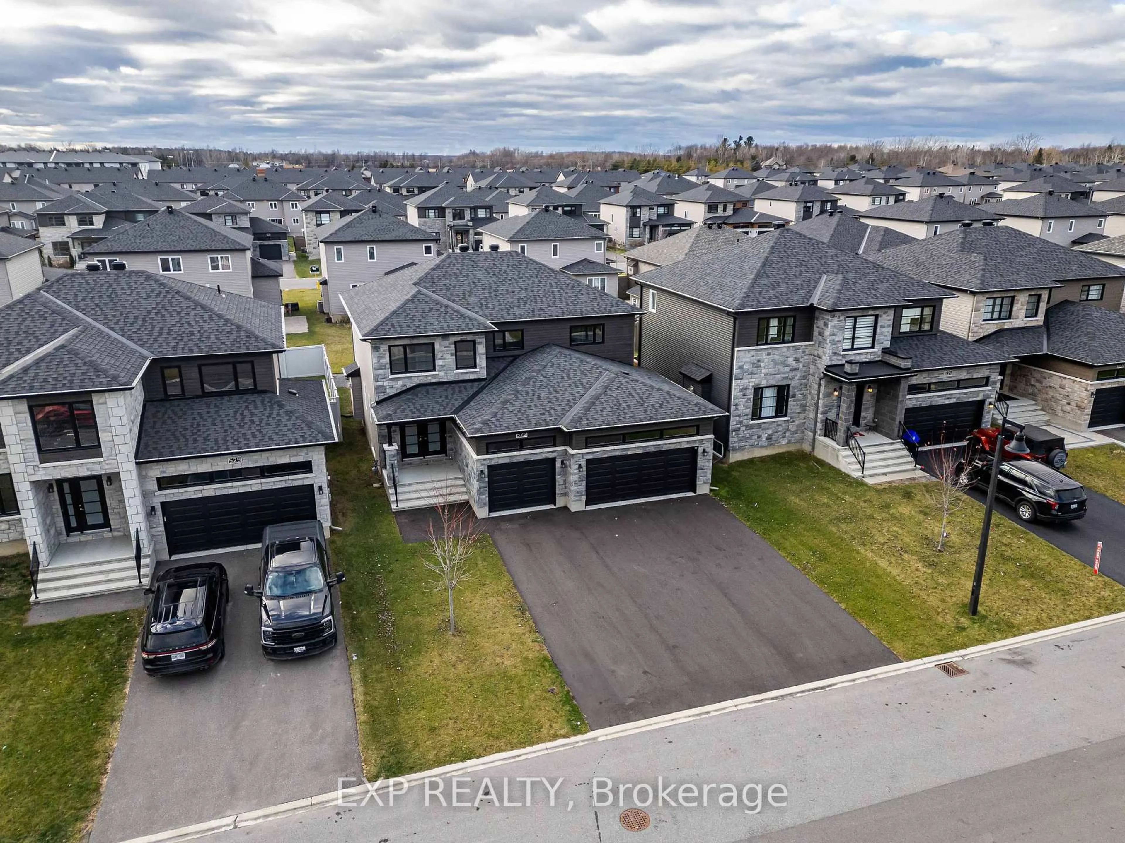 A pic from outside/outdoor area/front of a property/back of a property/a pic from drone, street for 525 Lucent St, Russell Ontario K4R 0G3