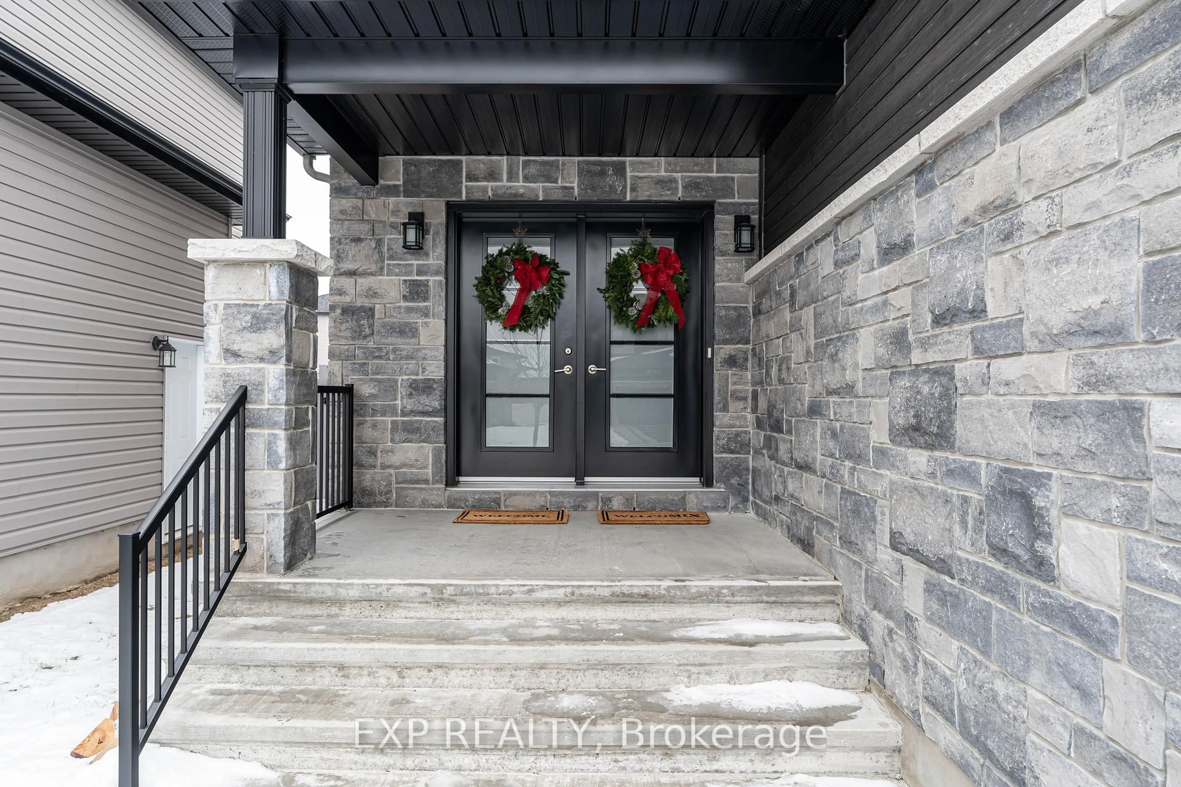 Indoor entryway for 525 Lucent St, Russell Ontario K4R 0G3