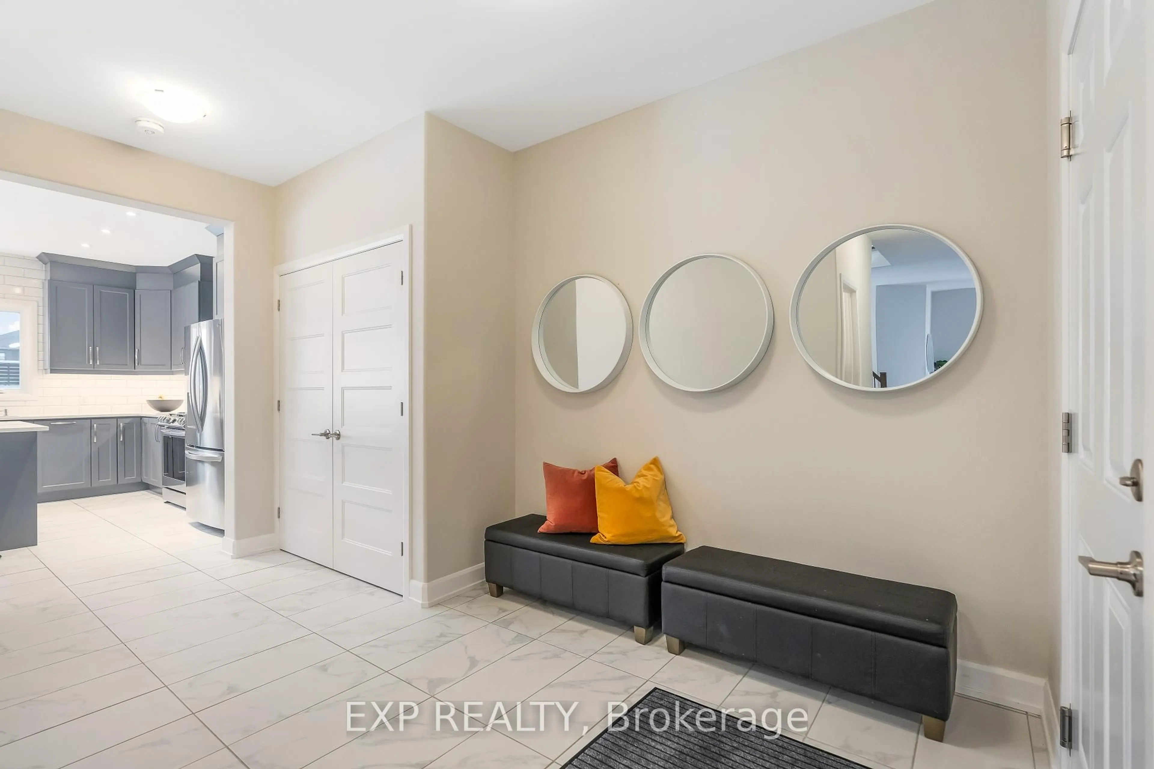 Indoor entryway for 525 Lucent St, Russell Ontario K4R 0G3