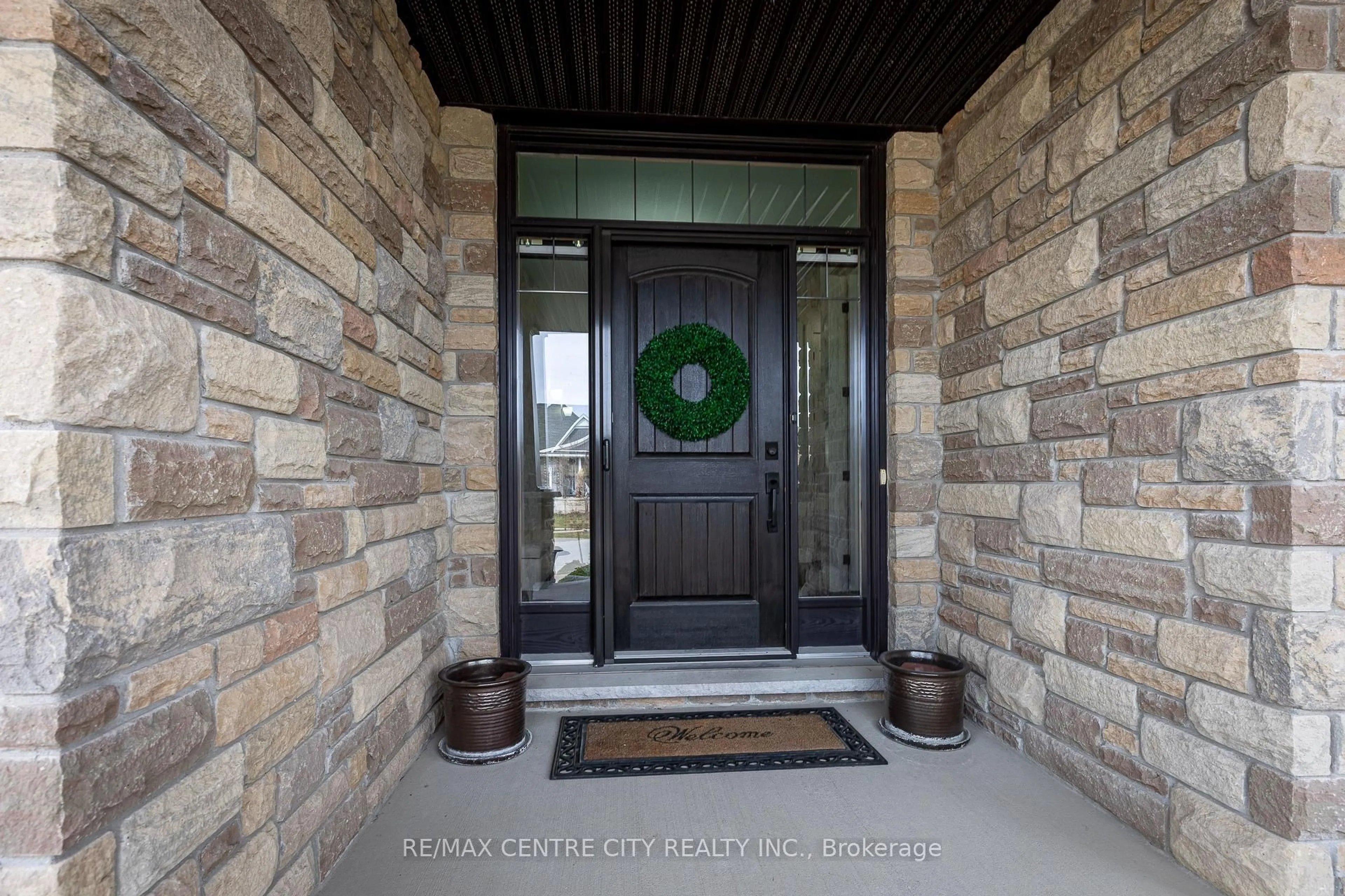 Indoor entryway for 16 Old Course Rd, St. Thomas Ontario N5R 0C8