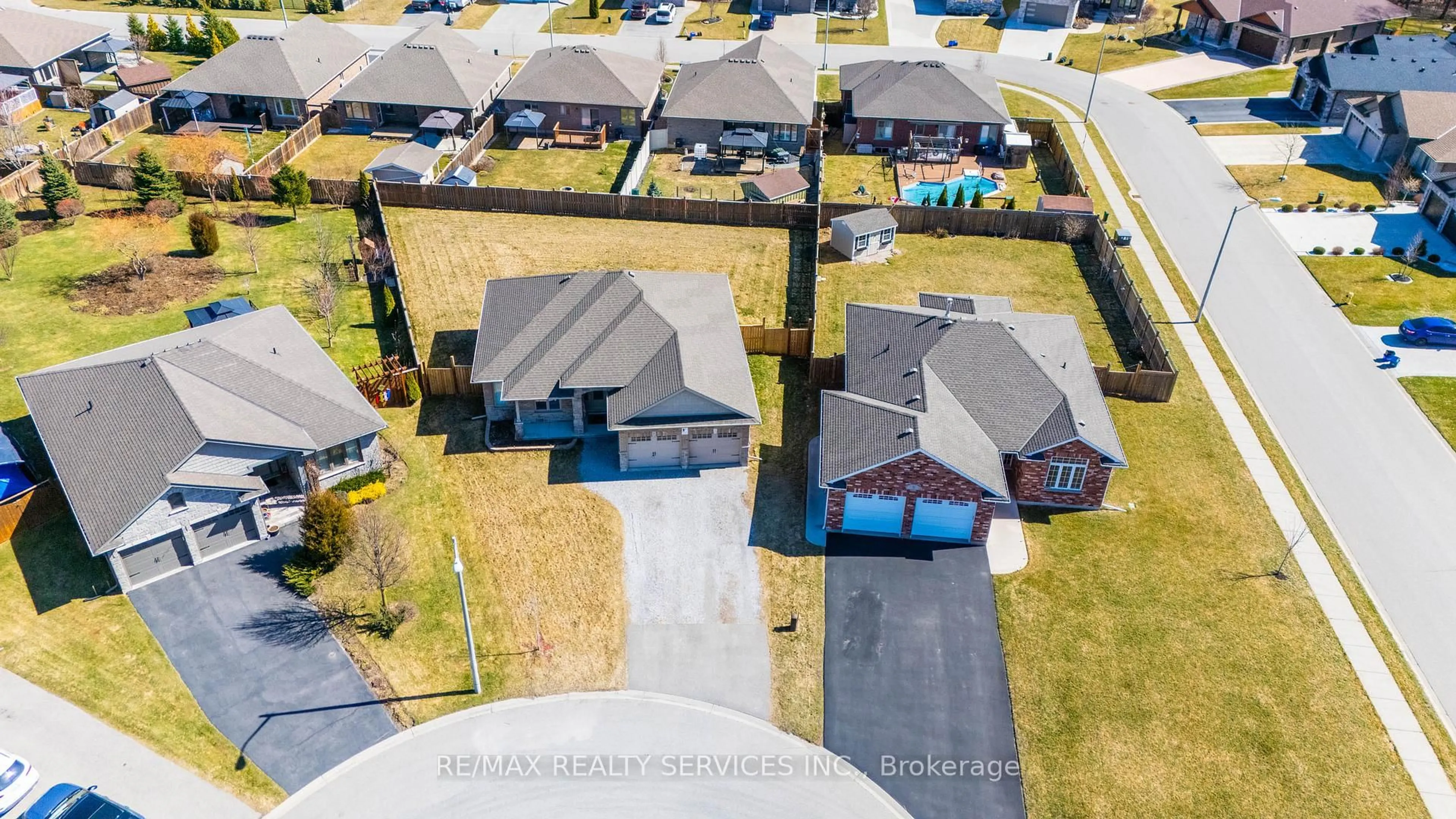 A pic from outside/outdoor area/front of a property/back of a property/a pic from drone, street for 7 Cavendish Crt, Norfolk Ontario N3Y 0A7