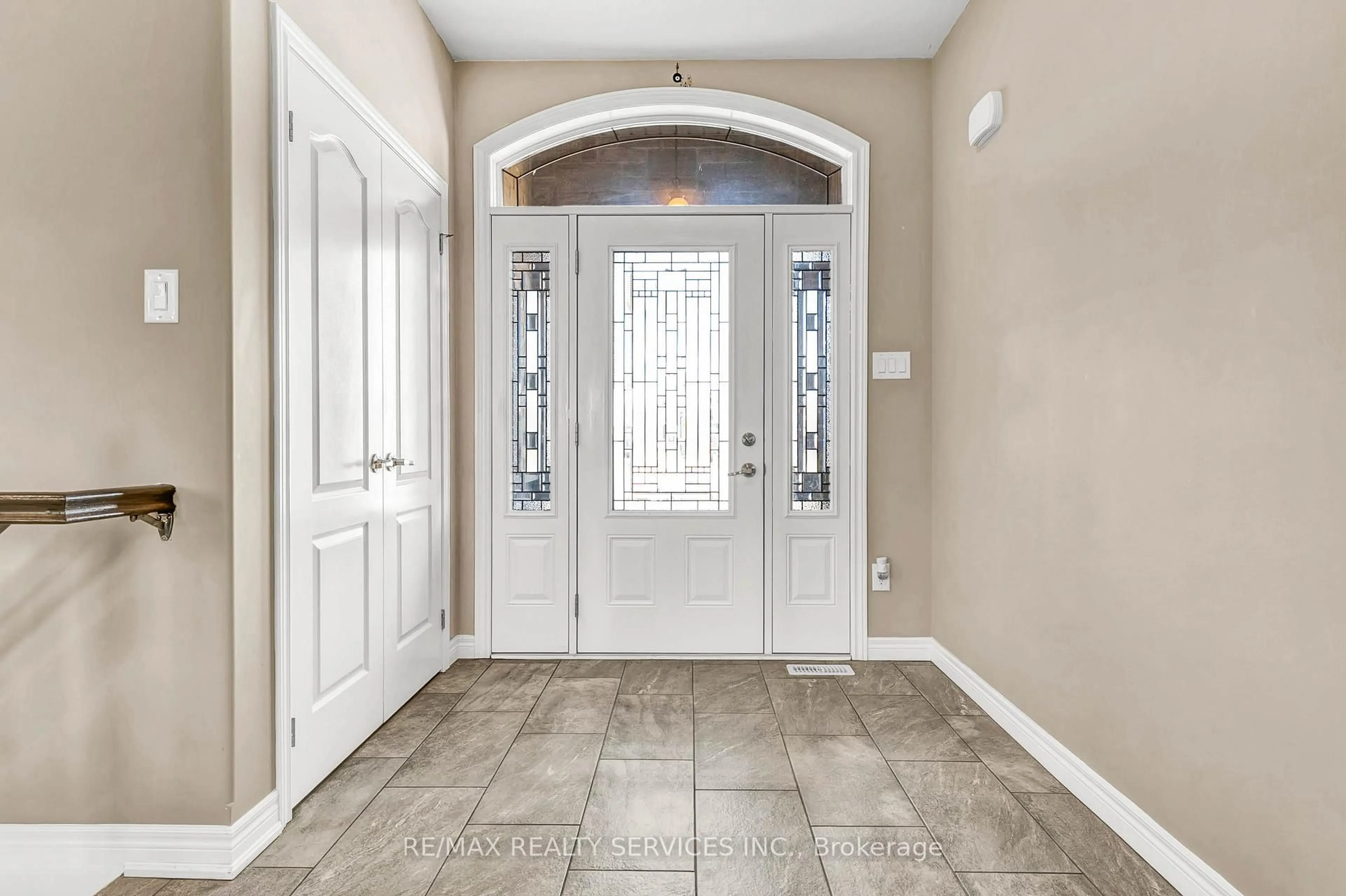 Indoor entryway for 7 Cavendish Crt, Norfolk Ontario N3Y 0A7