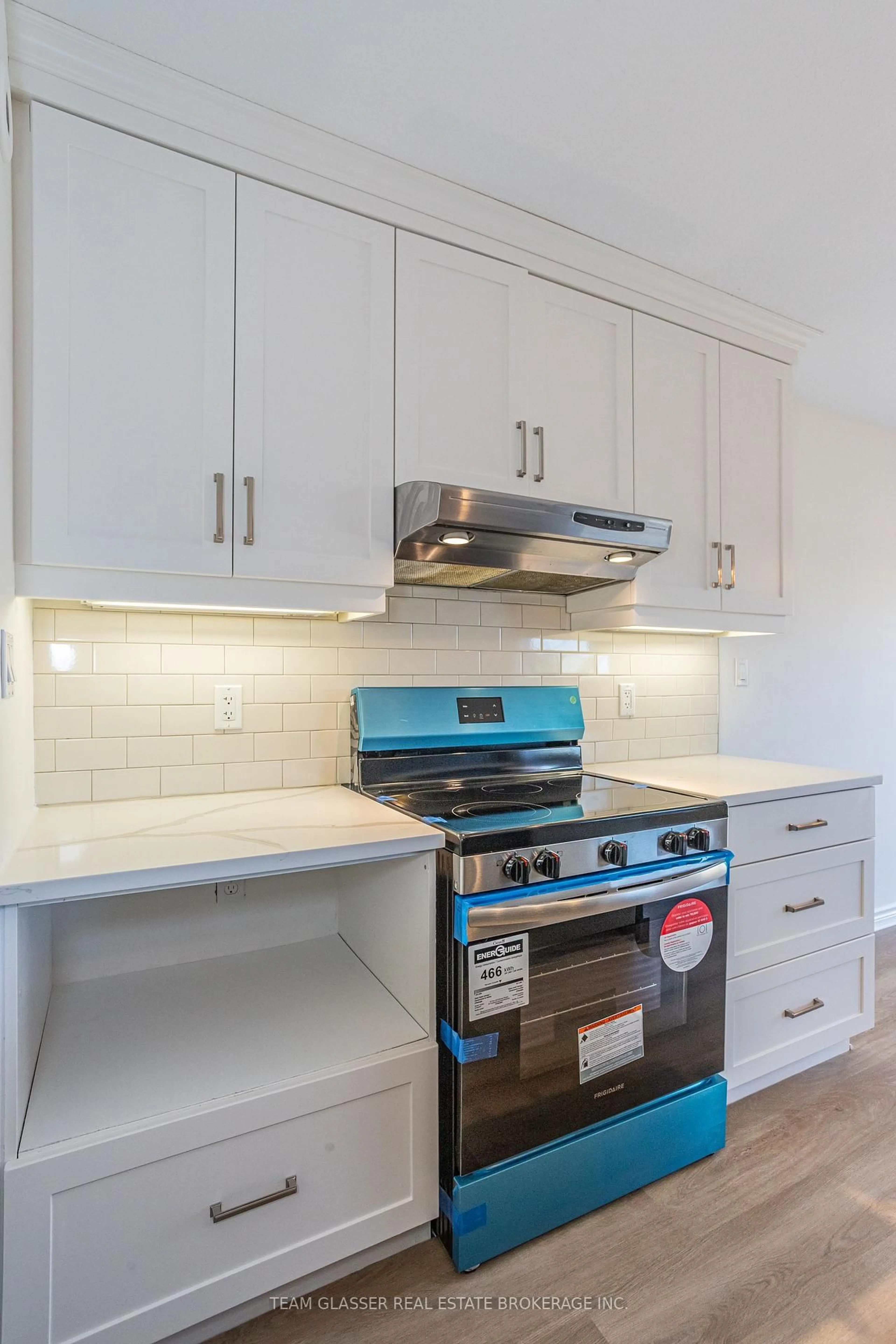 Standard kitchen, unknown for 110 PEACH TREE Blvd, St. Thomas Ontario N5R 5M9